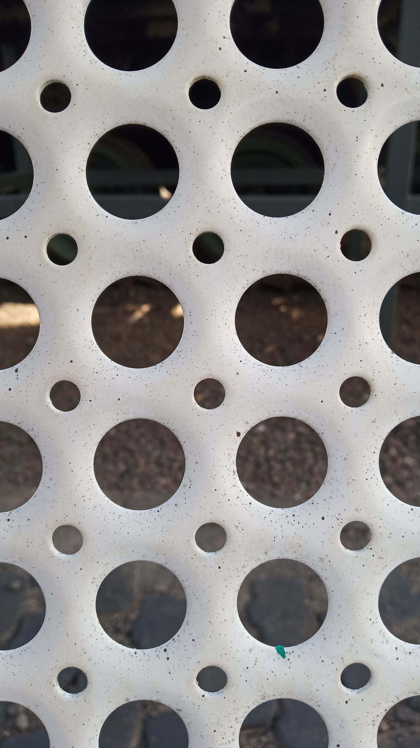 Sakin bir gölün yanında bulunan görkemli karla kaplı bir dağ Duvar Kağıdı