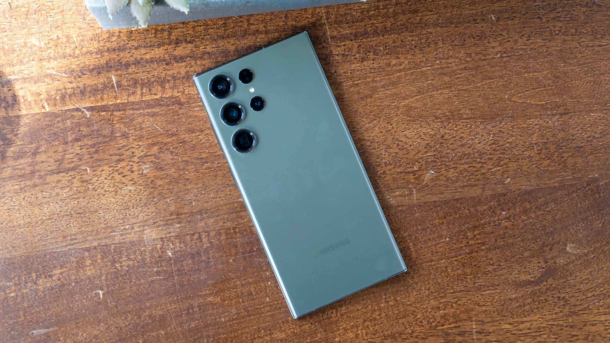 Samsung S23 Ultra Yeşil Arka Kamera Dizisi Ahşap Yüzey Duvar Kağıdı
