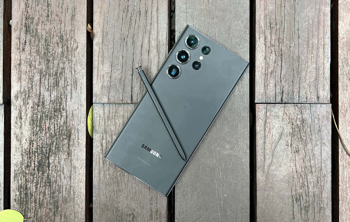 Samsung S23 Ultra Ahşap Güvertede Duvar Kağıdı