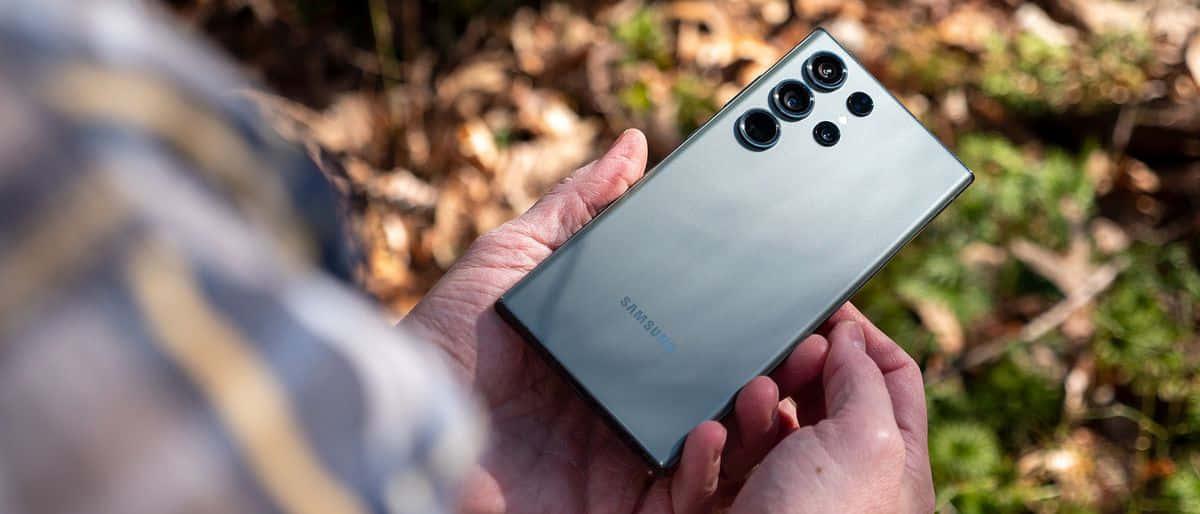 Samsung S23 Ultra Elde Dışarıda Duvar Kağıdı