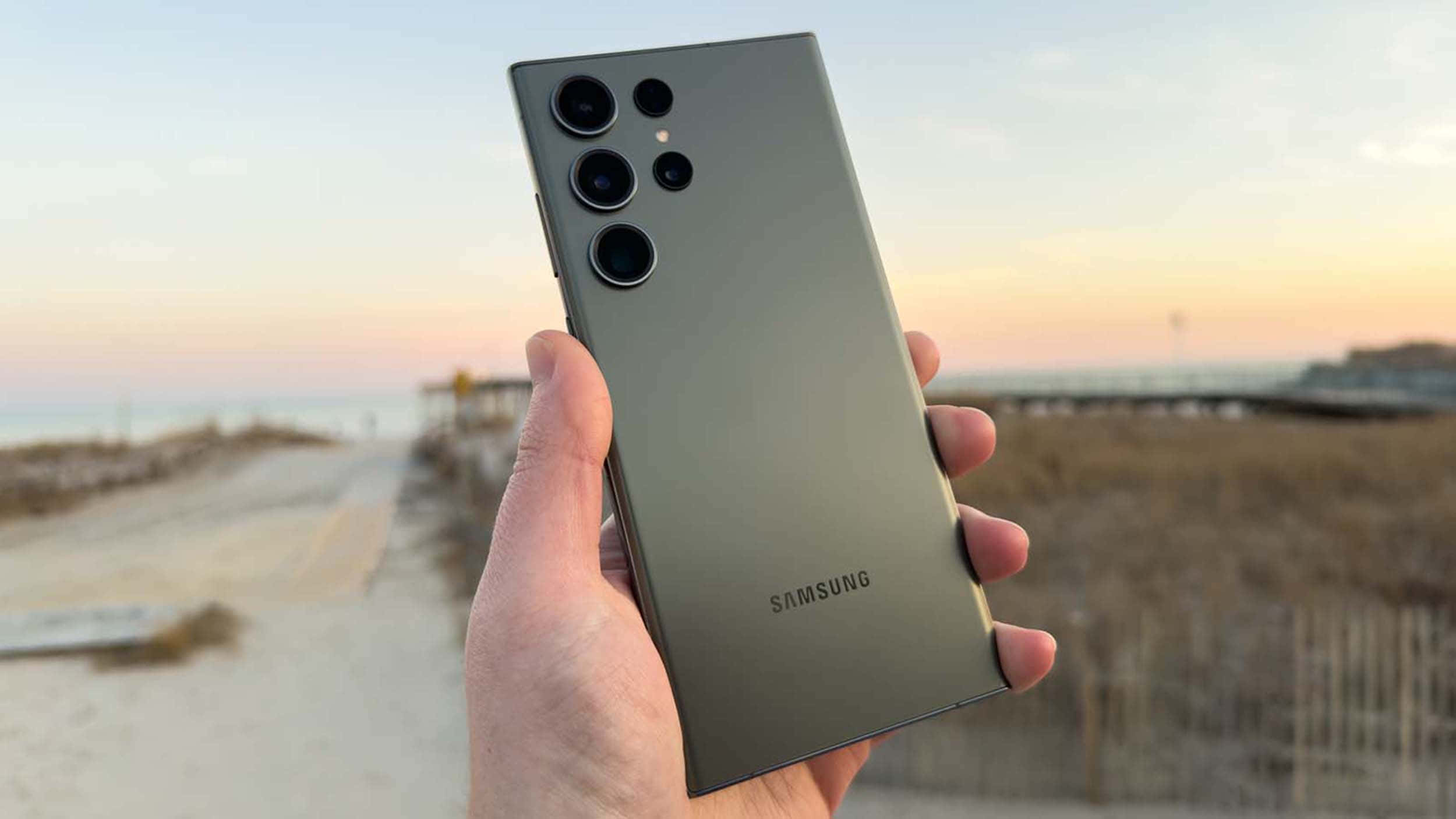 Samsung S23 Ultra Elde Plaj Arka Planı Duvar Kağıdı
