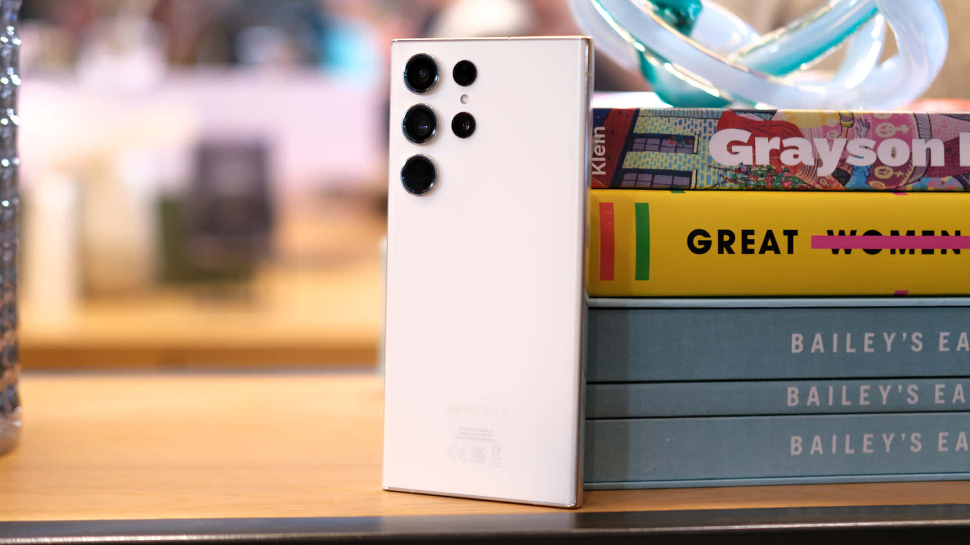 Samsung S23 Ultra Krem Renk Üst Üste Kitaplar Arka Planı Duvar Kağıdı