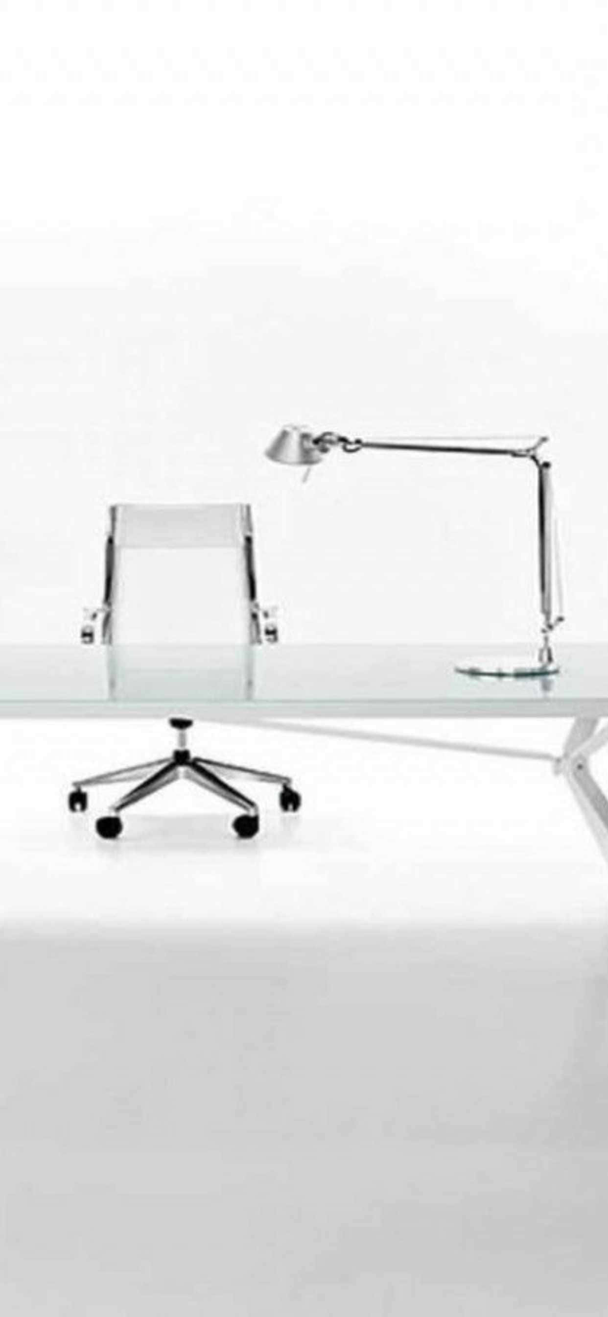 sandalye ve lambalı modern bir cam ofis masası Duvar Kağıdı