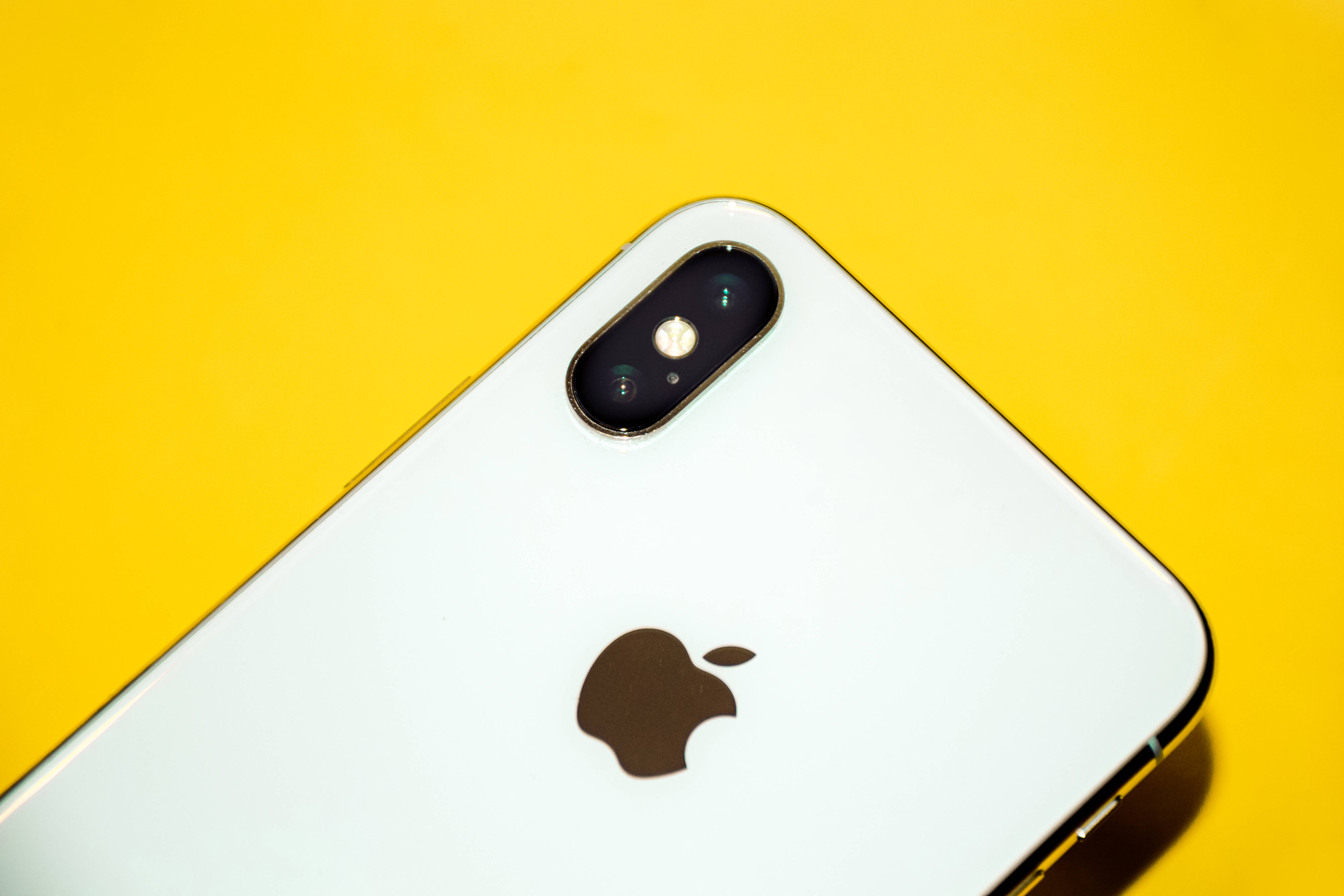 Sarı Üzerinde iPhone Xs Max Duvar Kağıdı