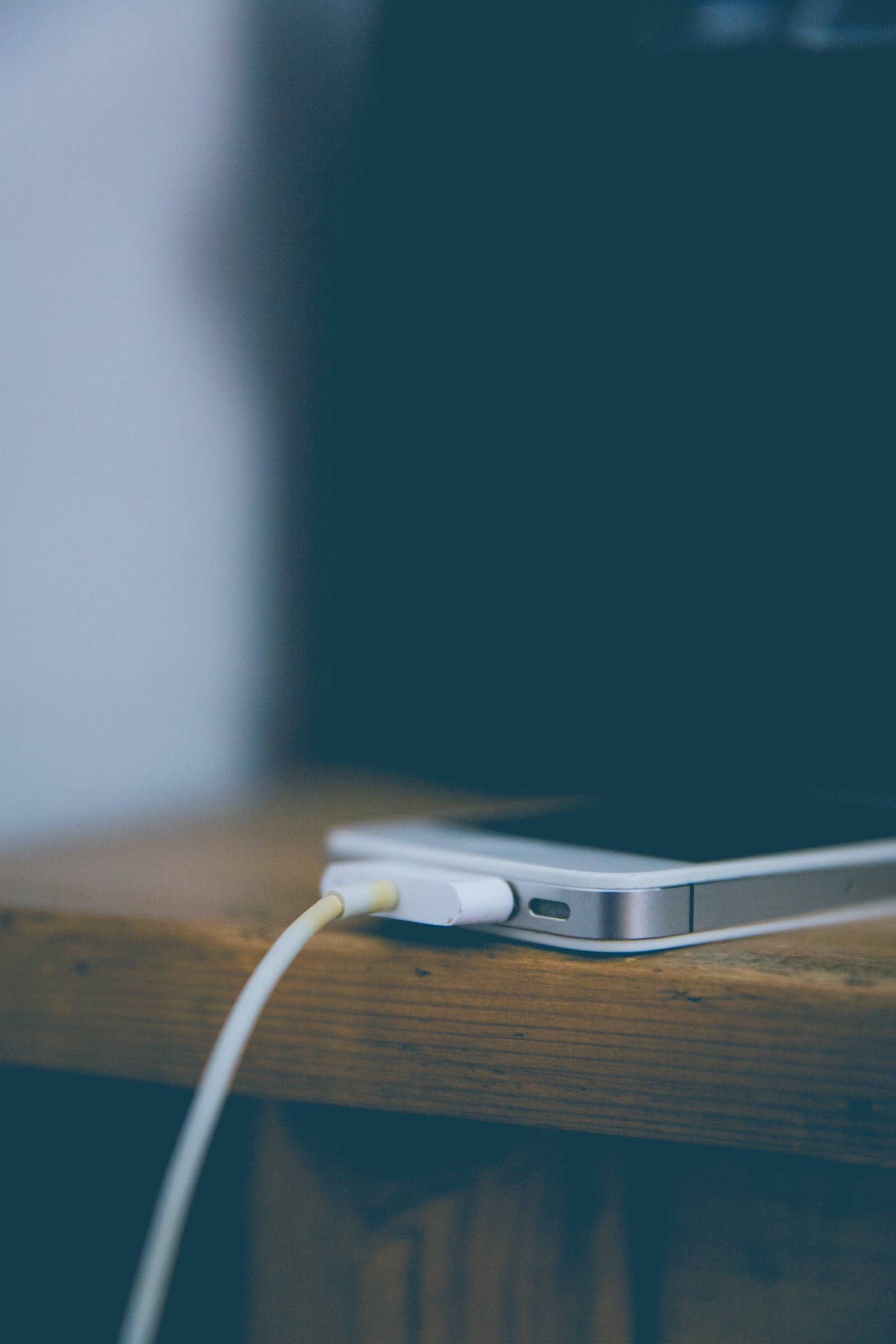 Şarj Olan Siyah iPhone 4 Duvar Kağıdı