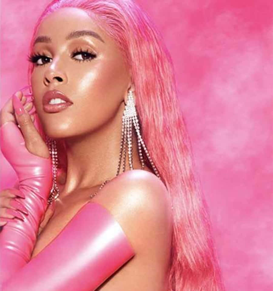 Şarkıcı ve söz yazarı Doja Cat konserde performans sergiliyor Duvar Kağıdı