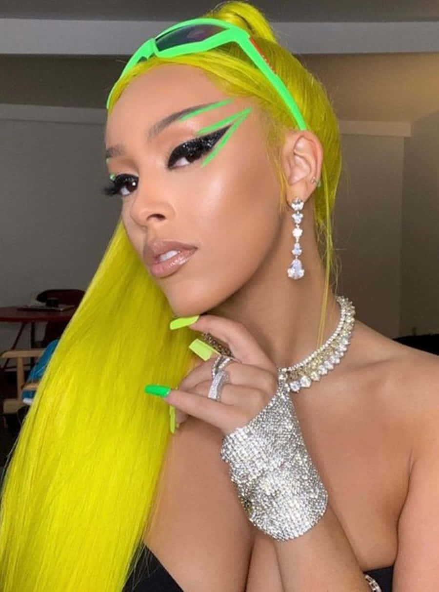 Şarkıcı ve söz yazarı Doja Cat sahnede performans sergiliyor Duvar Kağıdı
