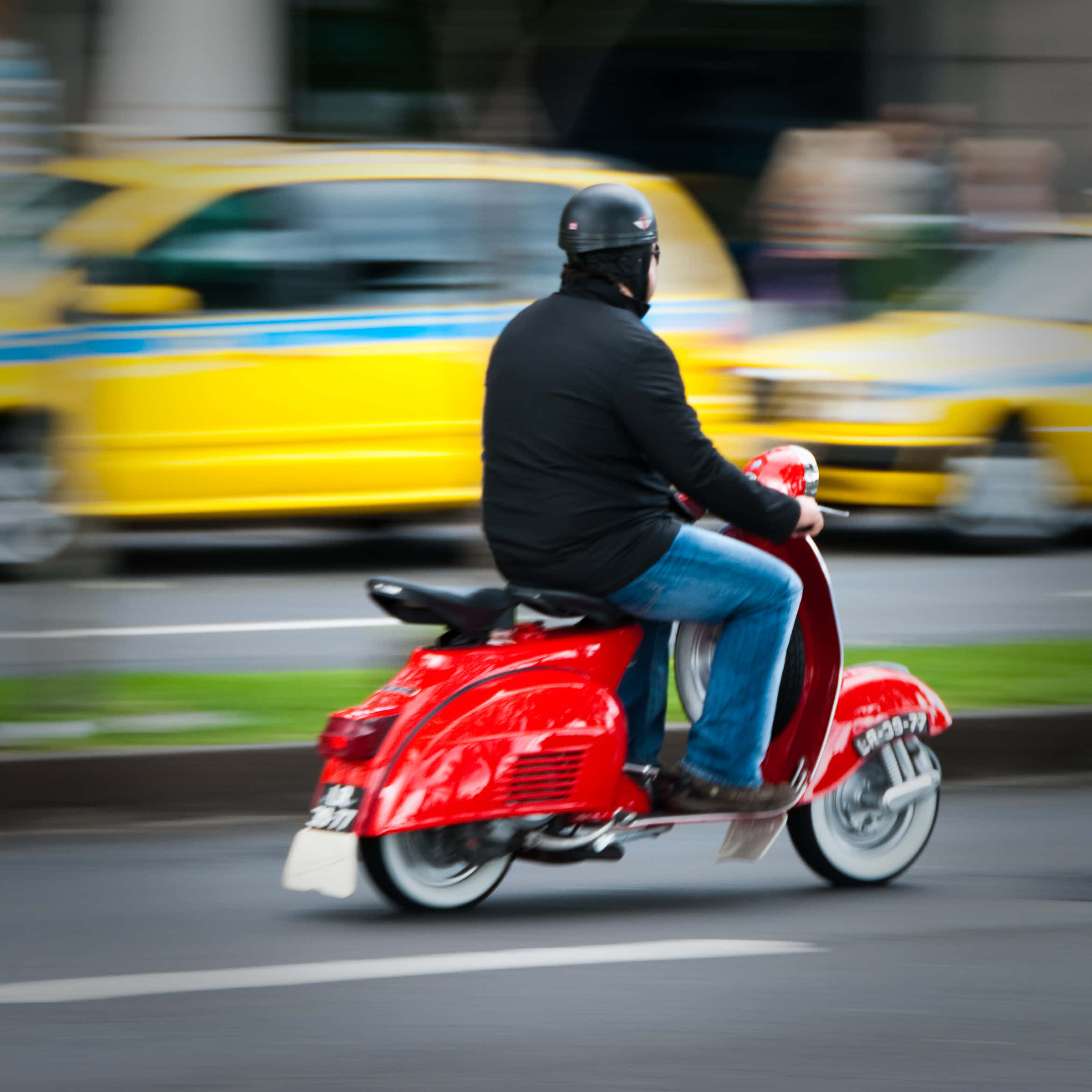 Scooter Adam Kırmızı Bir Moped Sürerken Resmi Duvar Kağıdı