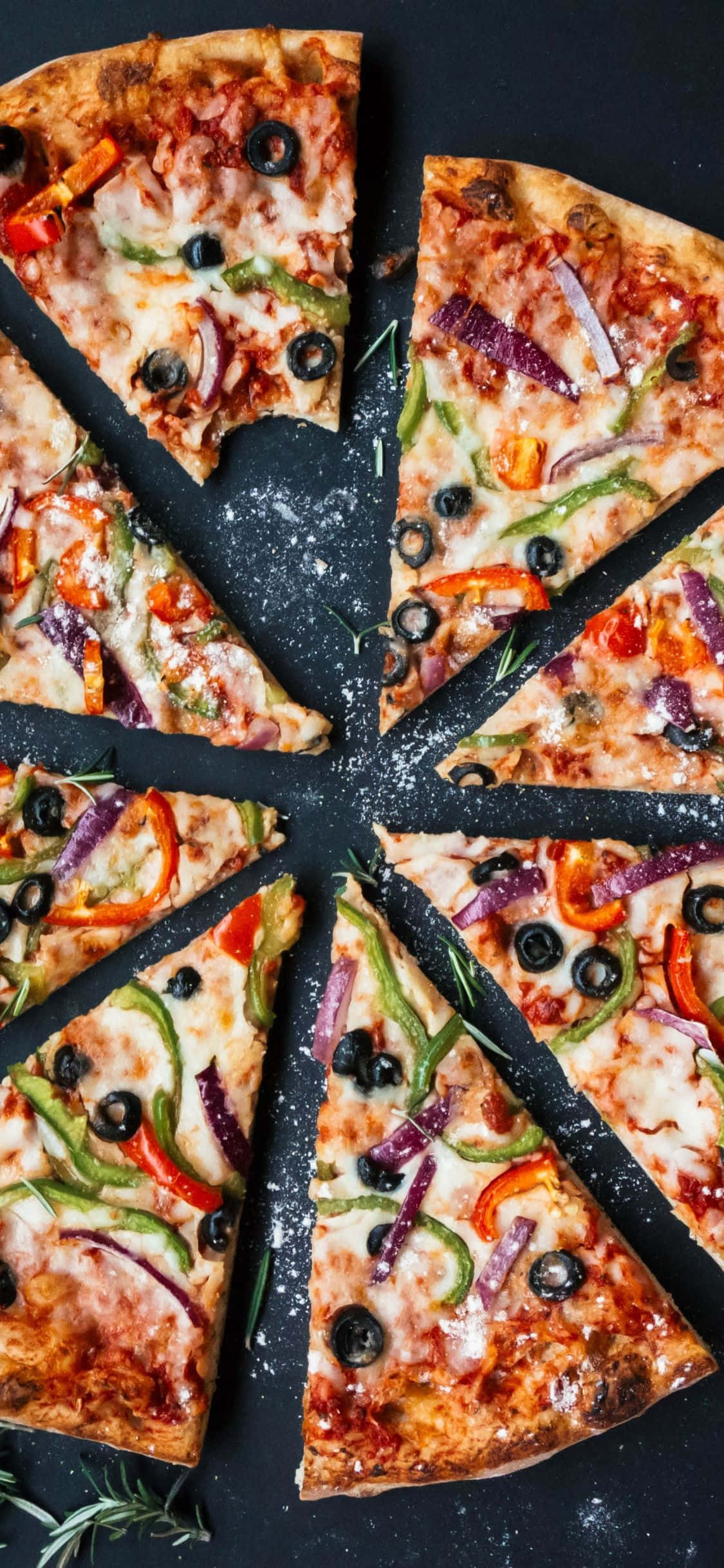 sebzeli ve zeytinli bir pizza dilimlenmiş Duvar Kağıdı