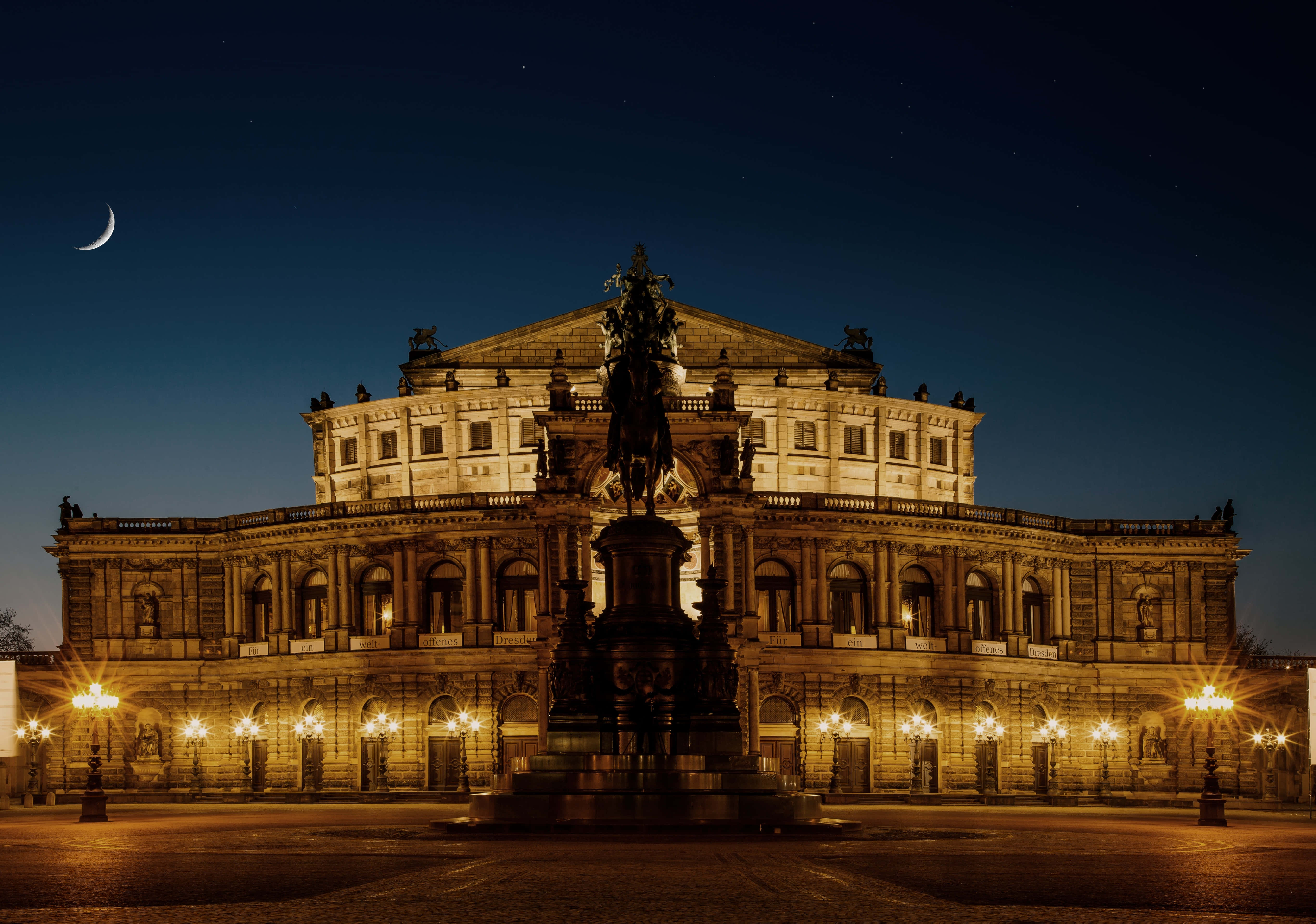 Semperoper Opera Binası ve Ay Manzarası Duvar Kağıdı