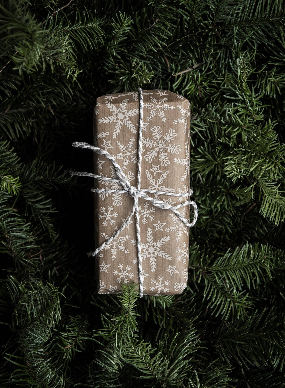 Şenlikli Noel Hediyesi Kahverengi ve Beyaz Sarılı Duvar Kağıdı