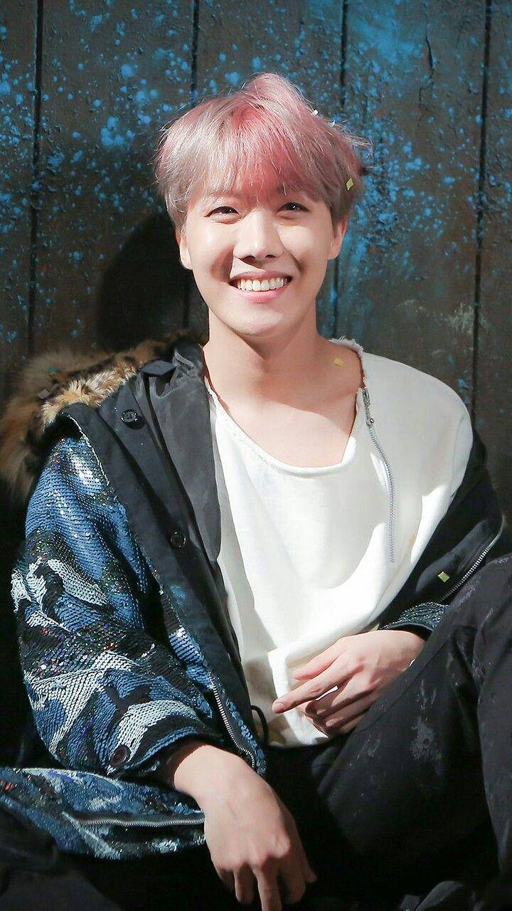 Sevimli BTS J-Hope Gülümsüyor Duvar Kağıdı