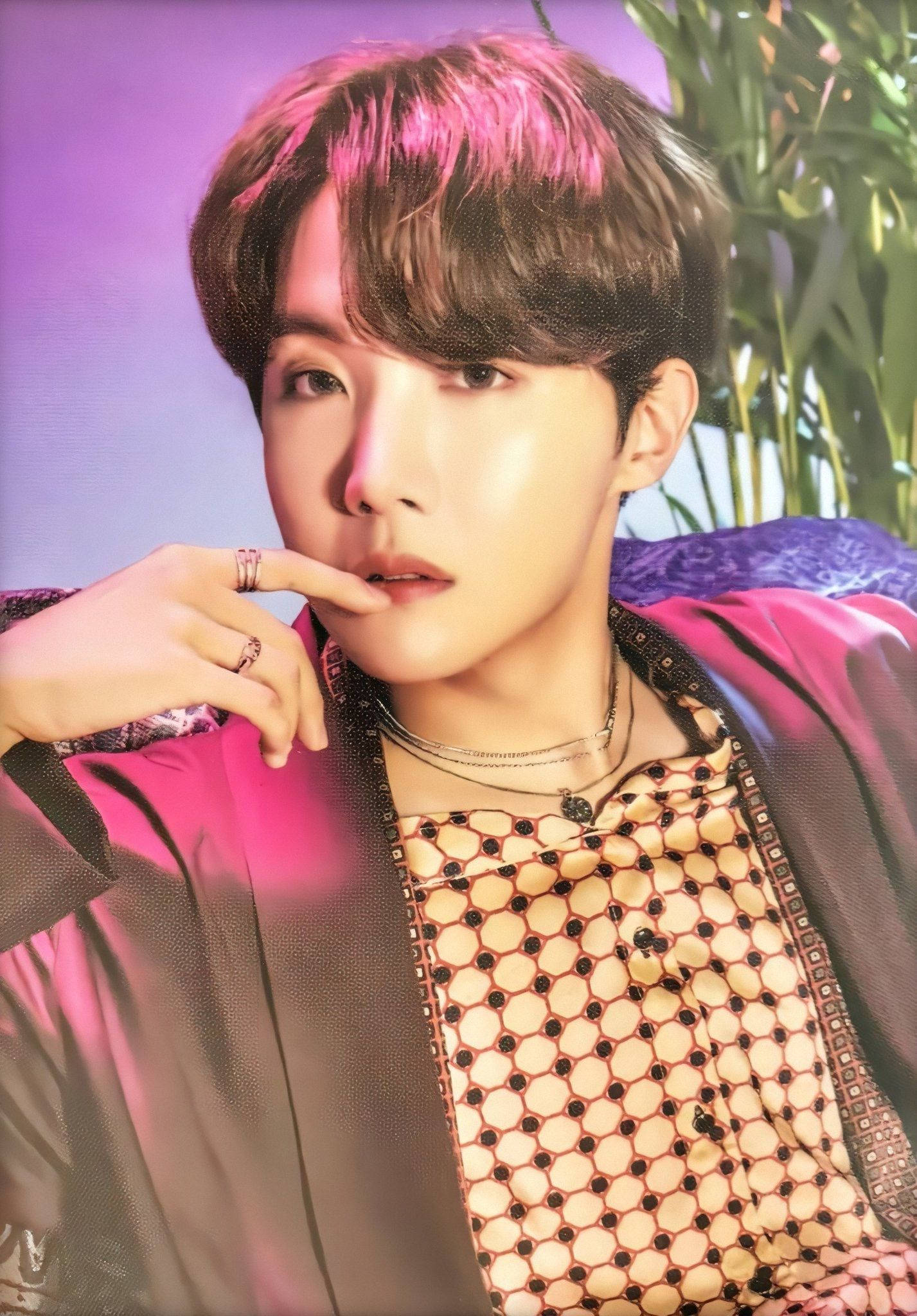 Sevimli BTS J-Hope Kahverengi Üst ile Duvar Kağıdı