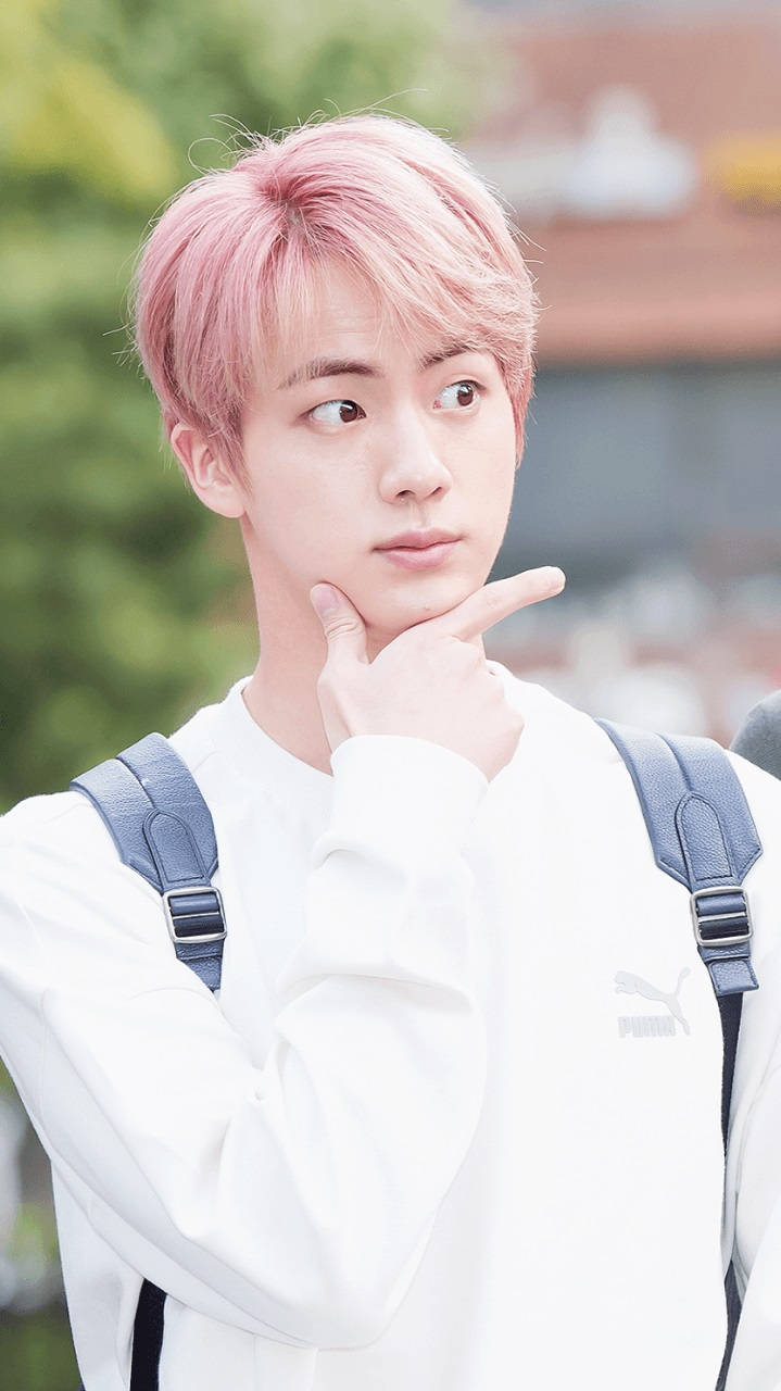 Sevimli BTS Jin Yakışıklı Pozu Duvar Kağıdı