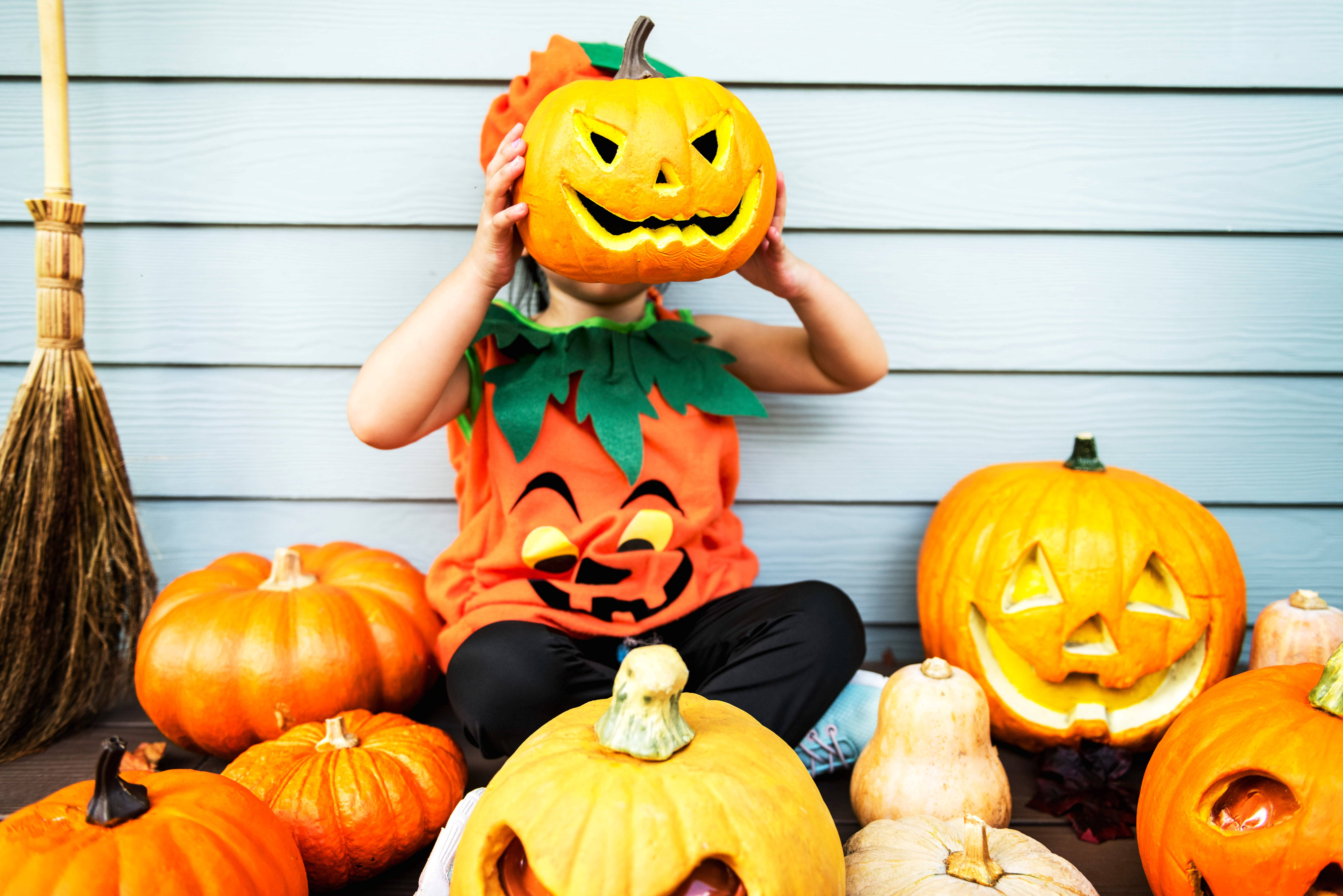 Sevimli Cadılar Bayramı Çocuğu Jack O' Lantern Kostümü Duvar Kağıdı