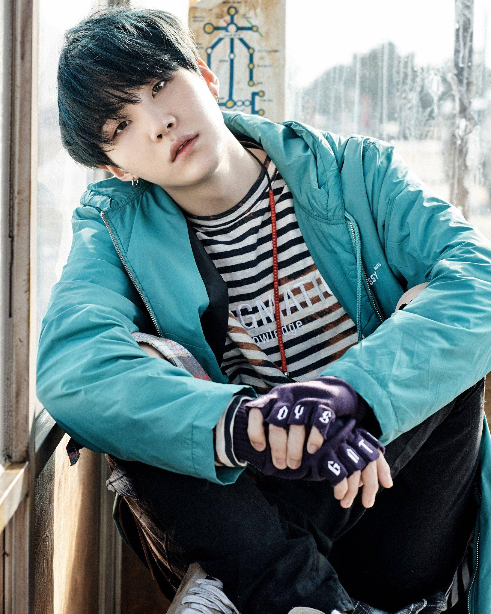 Sevimli Mavi Tonlarında BTS Suga Duvar Kağıdı