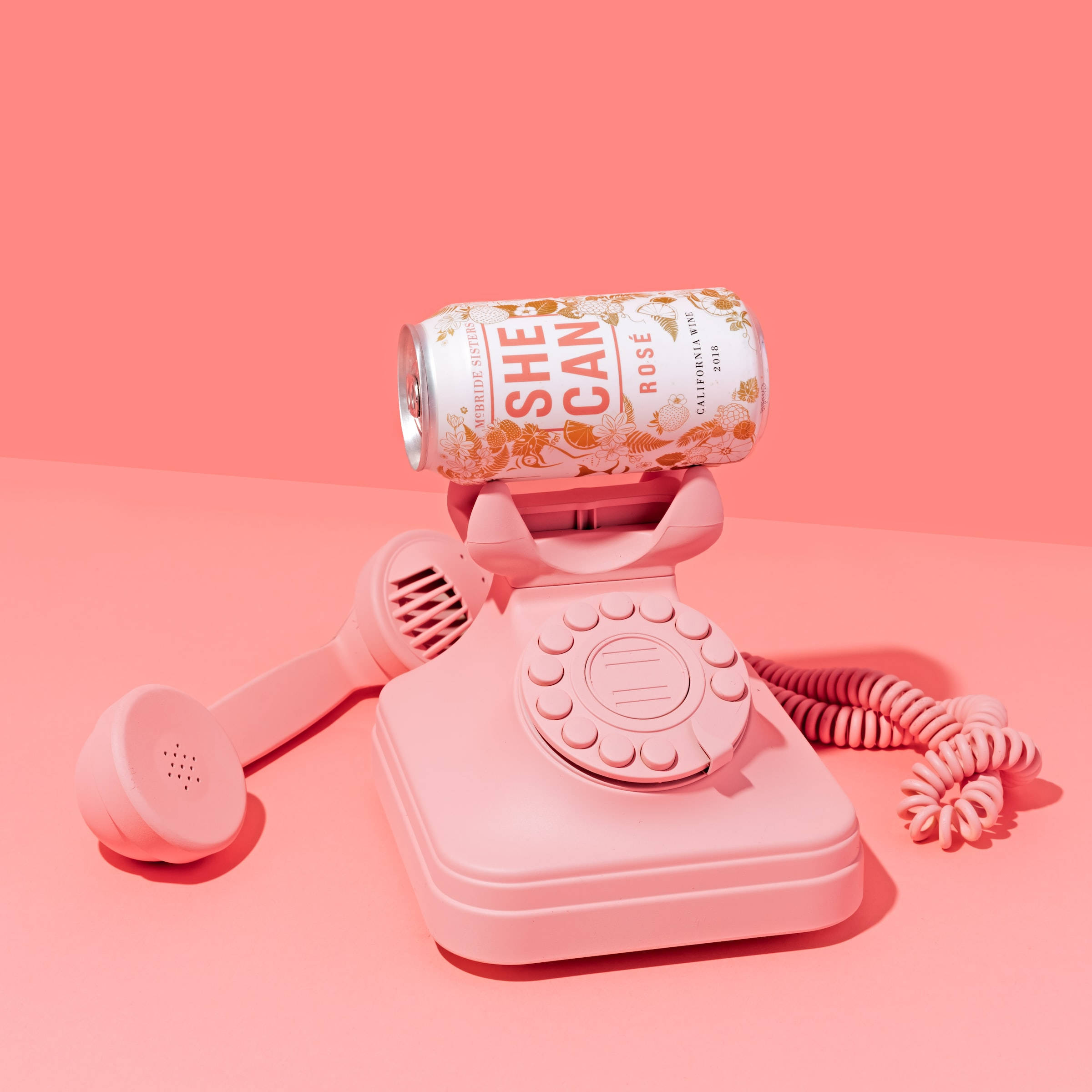 Sevimli Pembe Estetik Telefon ve Şarap Duvar Kağıdı