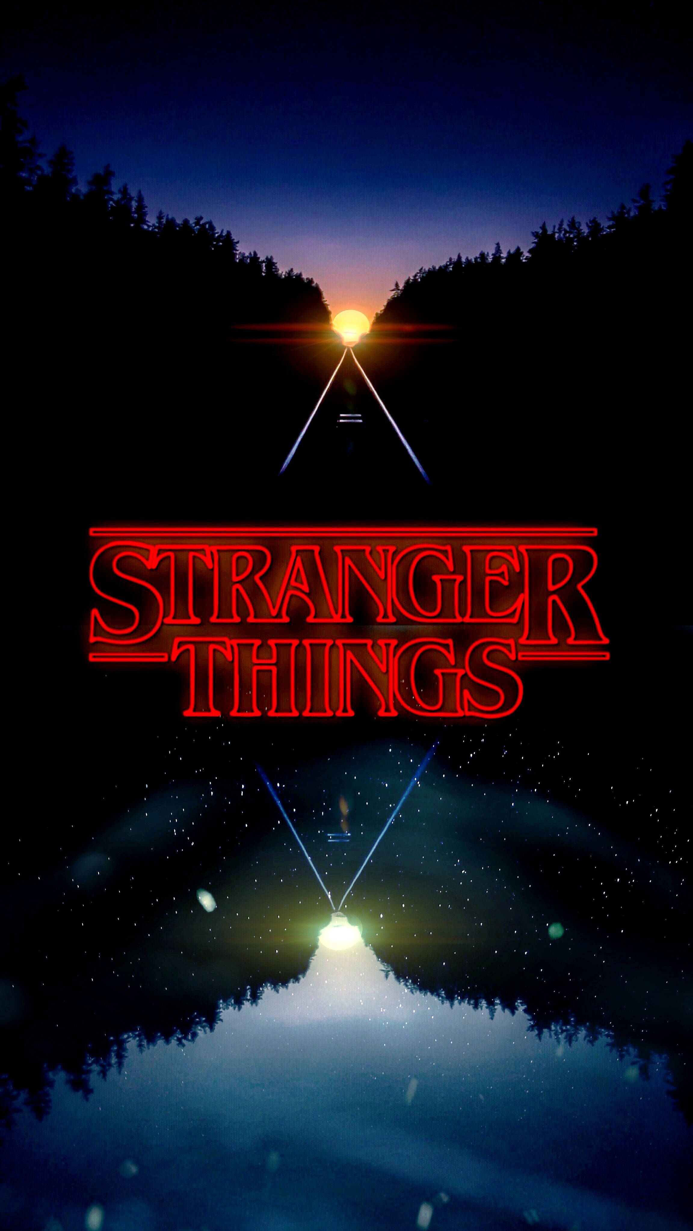 Sevimli Stranger Things Karanlık Orman Silüeti Duvar Kağıdı