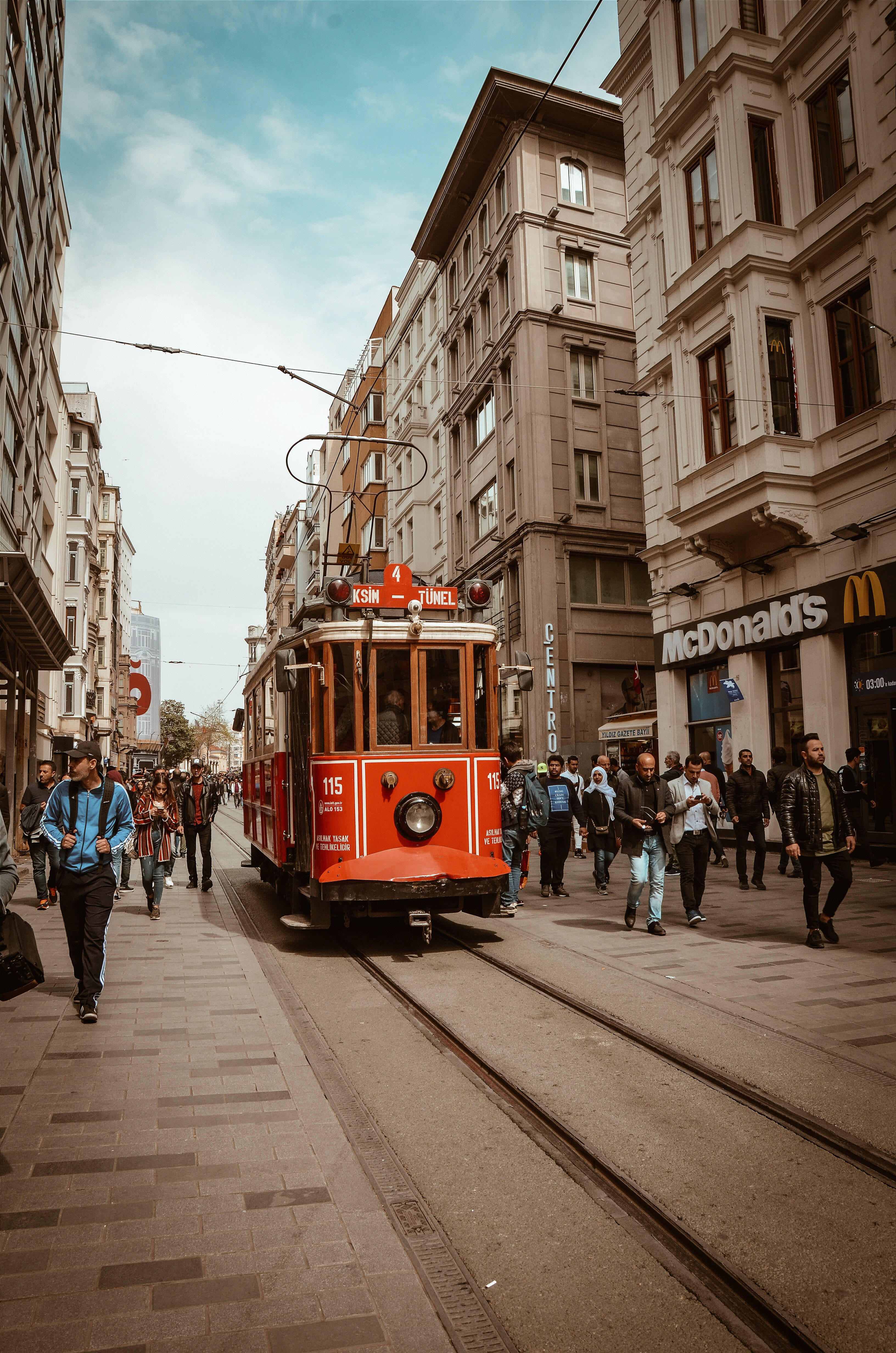 Seyahat 4K Tren Sokağı Duvar Kağıdı