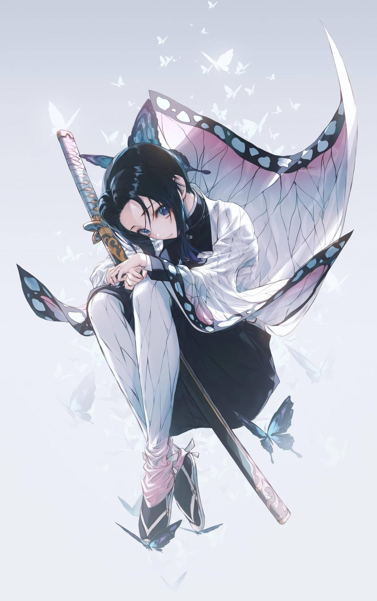 Kılıcını bacaklarıyla kucaklayan Shinobu Kocho'nun Demon Slayer duvar kağıdı.