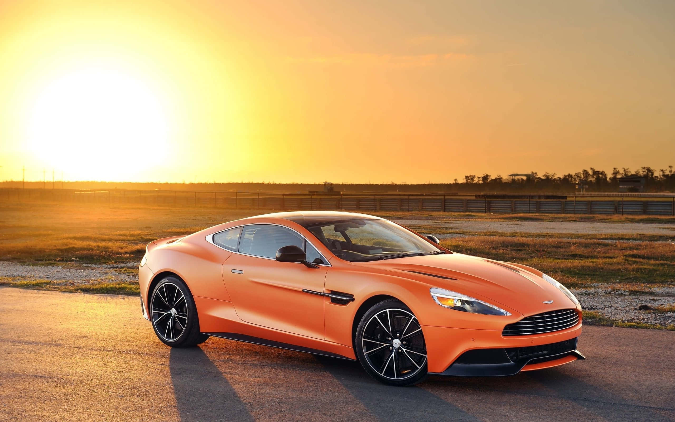 Şık Aston Martin Vanquish Hareket Halinde Duvar Kağıdı