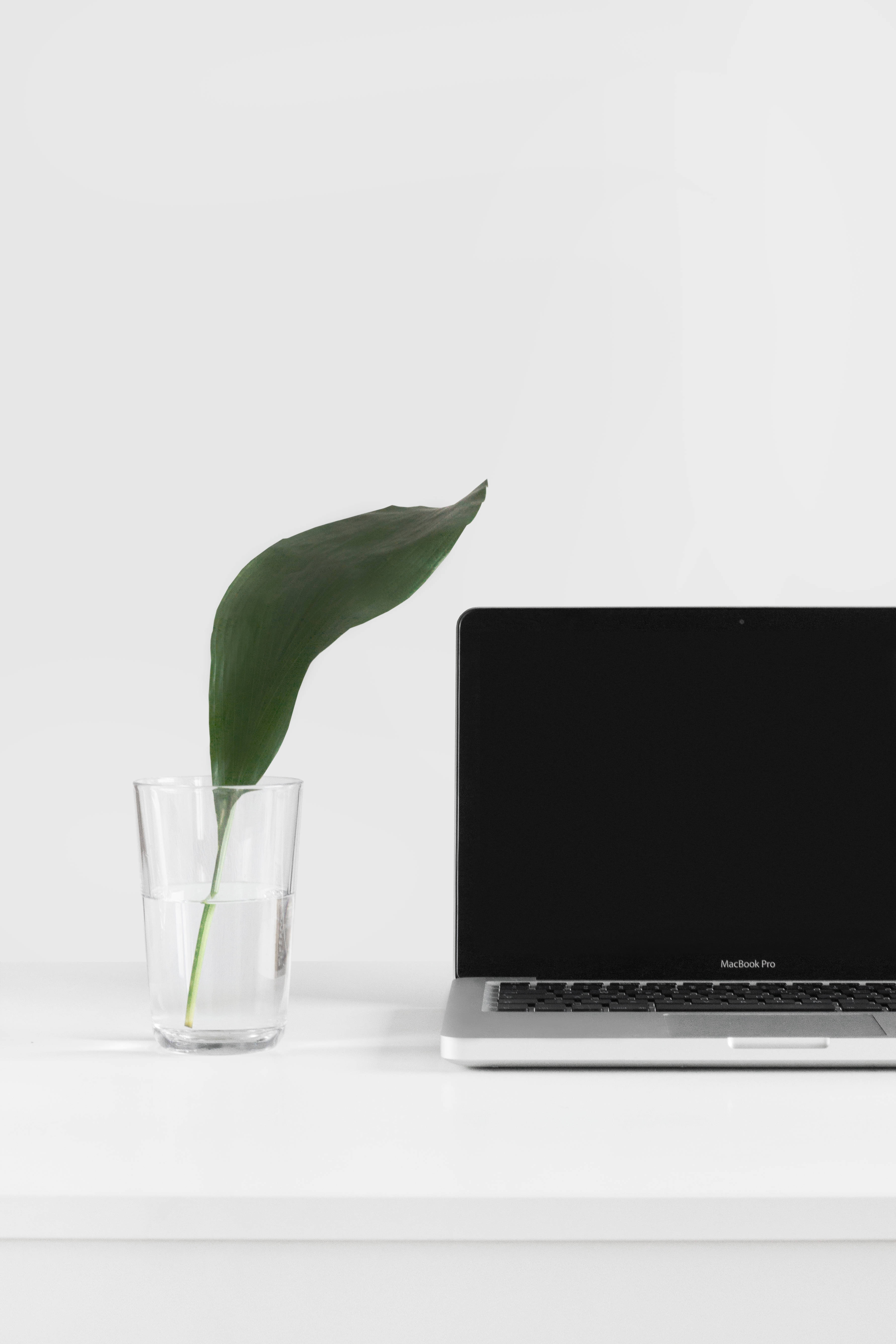 Şık Minimalist MacBook Pro Düzenek Duvar Kağıdı