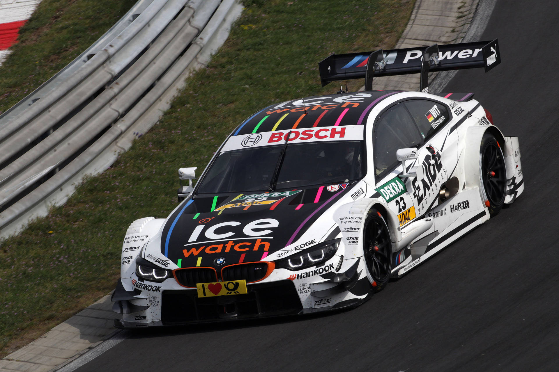 Virajlı yarış pistinde 2014 BMW M4 DTM arabası duvar kağıdı