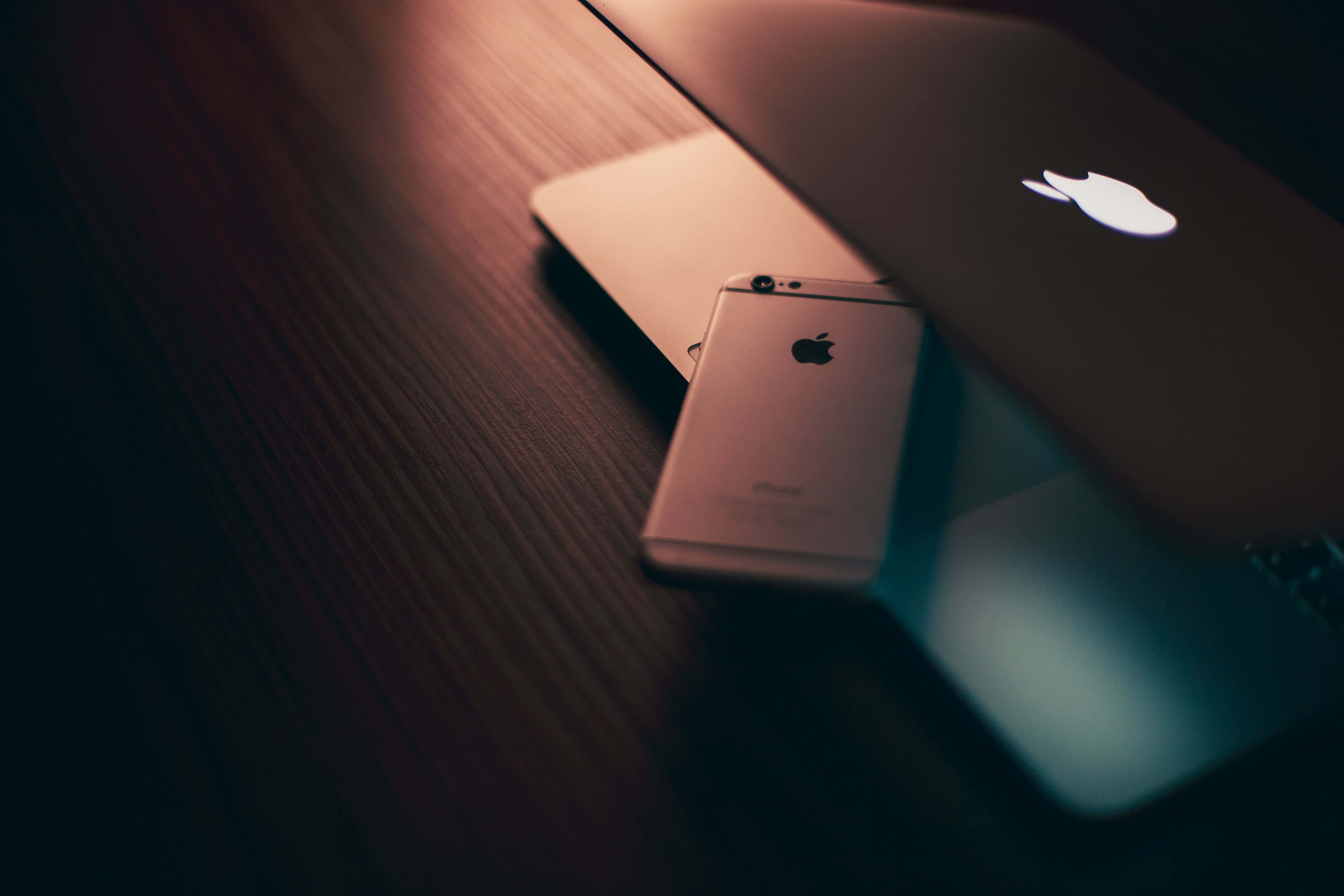 Şık ve modern Apple MacBook dizüstü bilgisayar Duvar Kağıdı