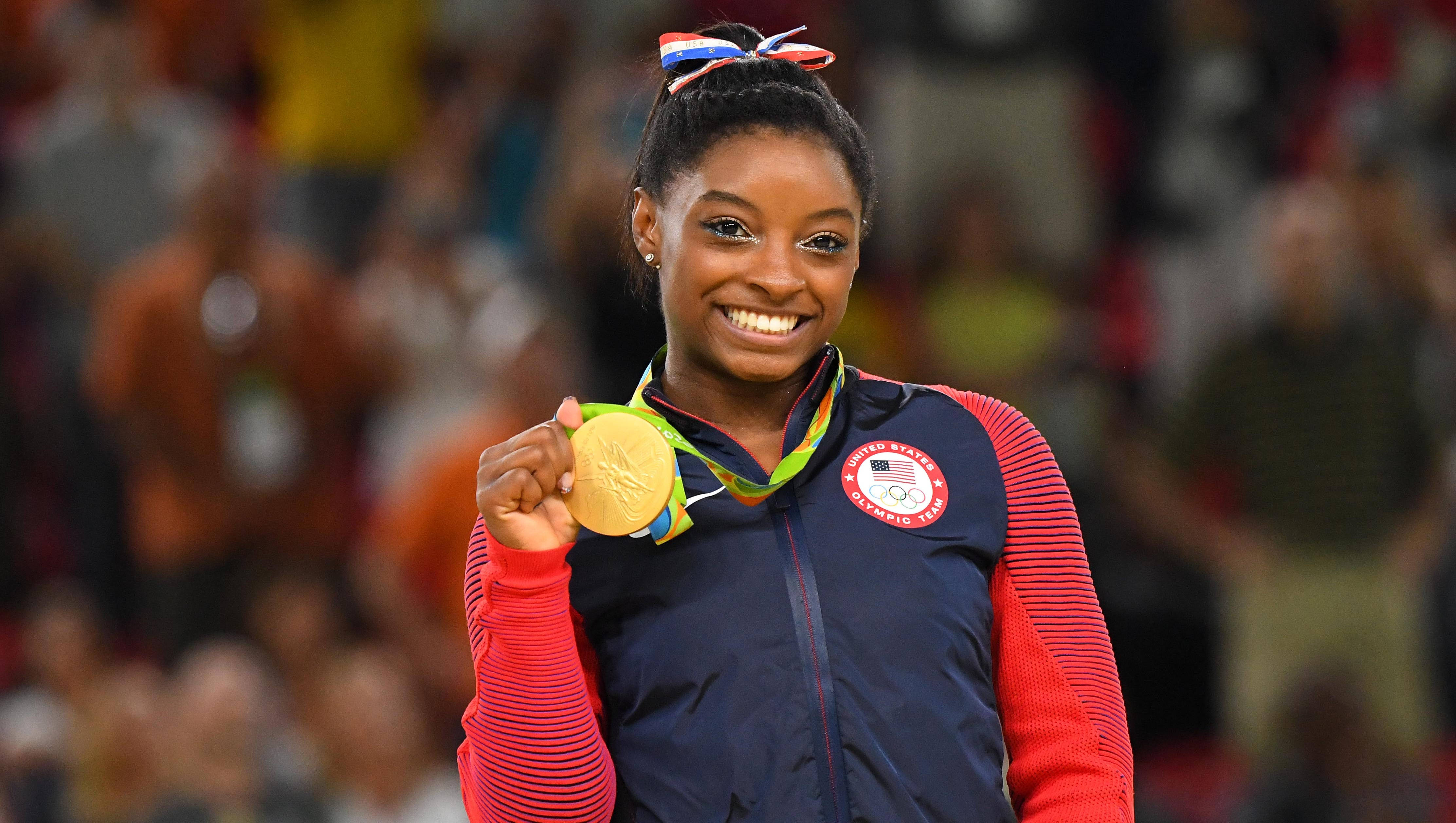 Simon Biles Altın Madalya Takıyor Duvar Kağıdı