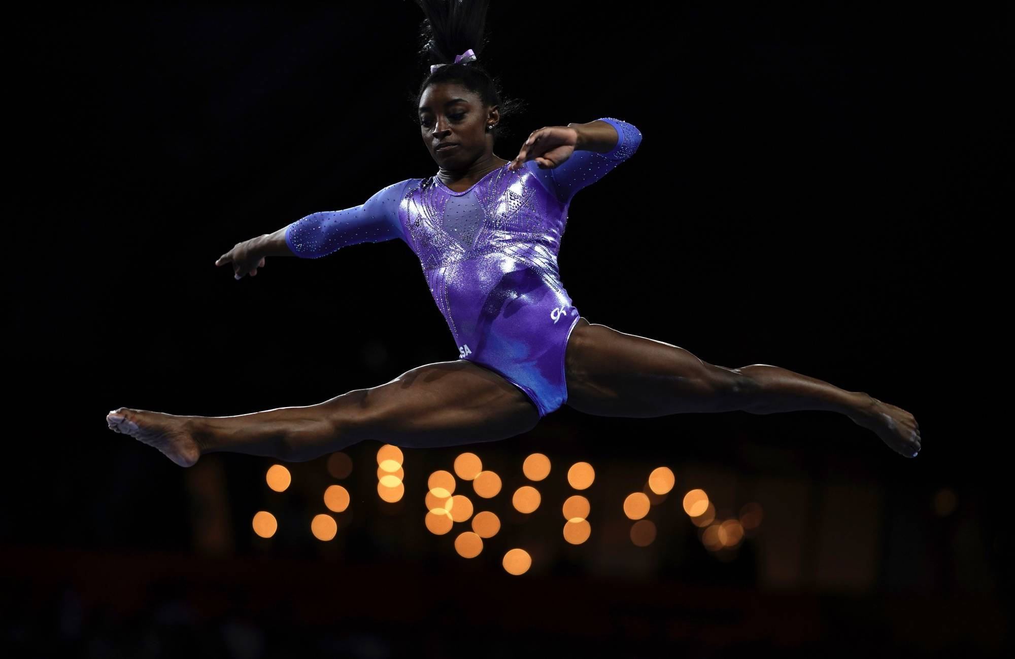 Simon Biles Havada Bacak Açıklığı Duvar Kağıdı