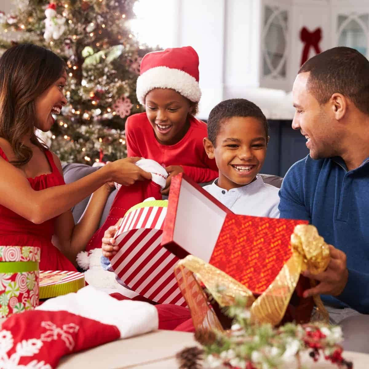 Siyah Aile Noel Hediyelerini Açarken Duvar Kağıdı