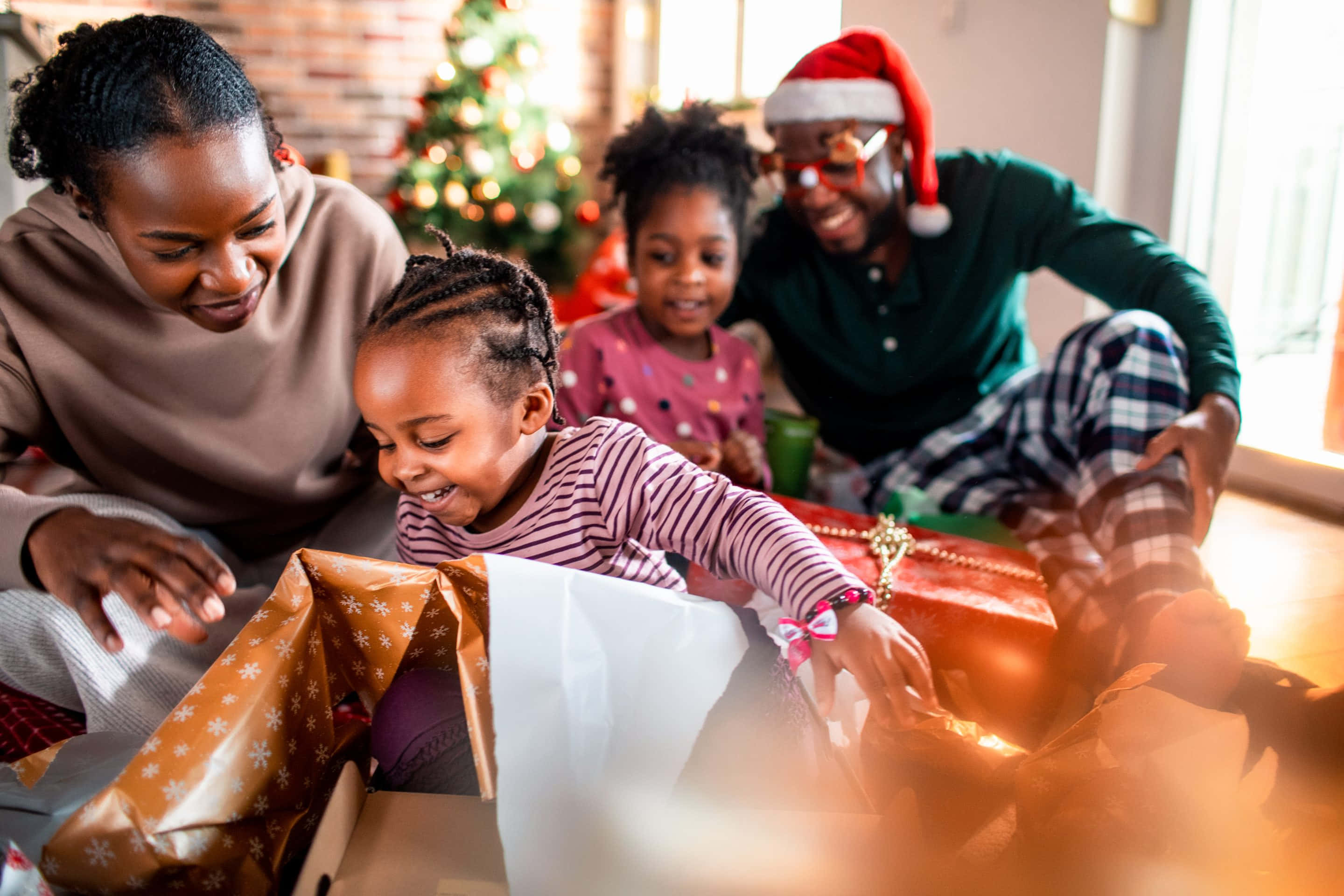 Siyah Aile Noel Hediyelerini Açıyor Resmi Duvar Kağıdı