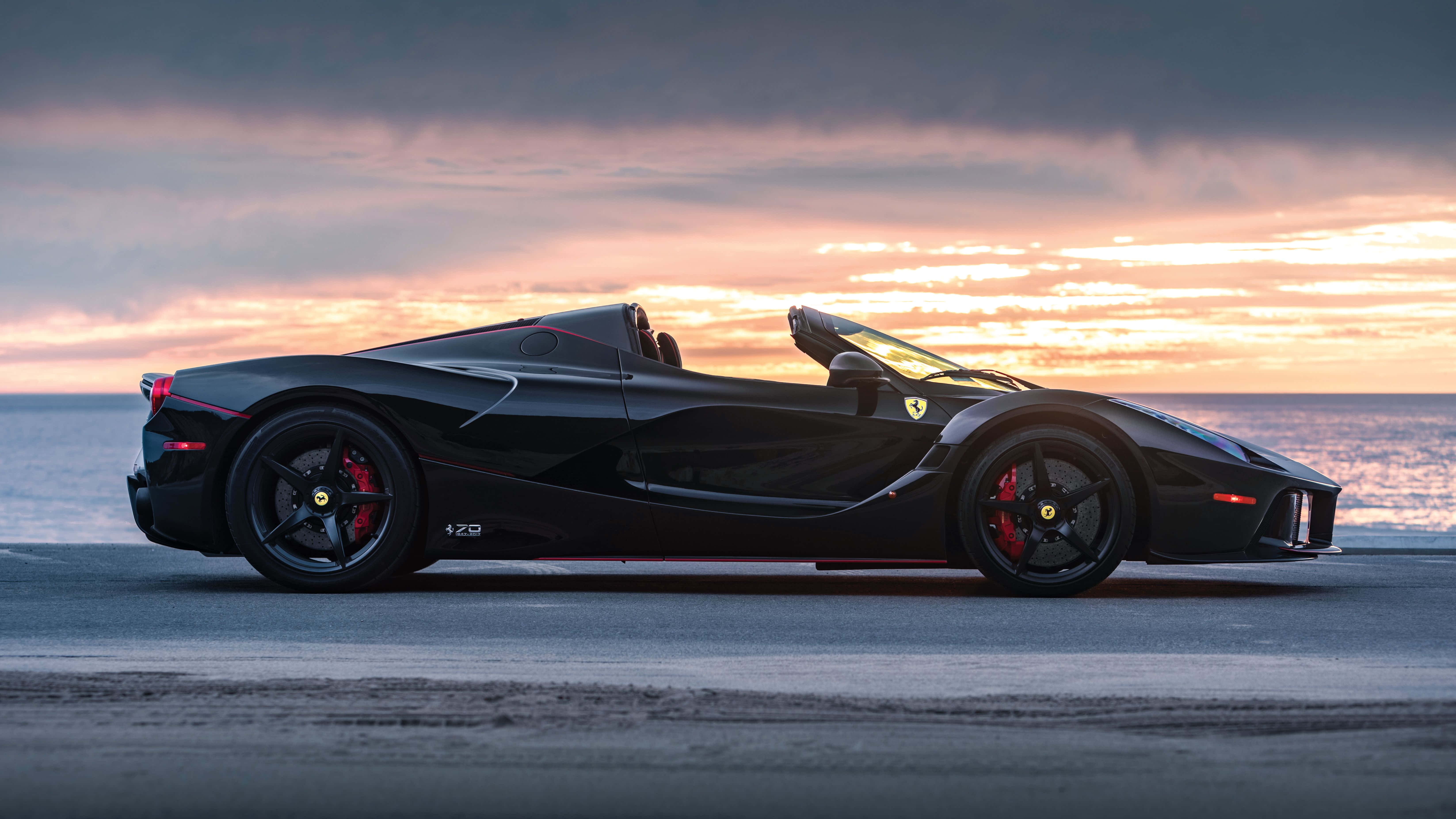 Siyah Araba 4K Ferrari Gün Batımı Plaj Duvar Kağıdı
