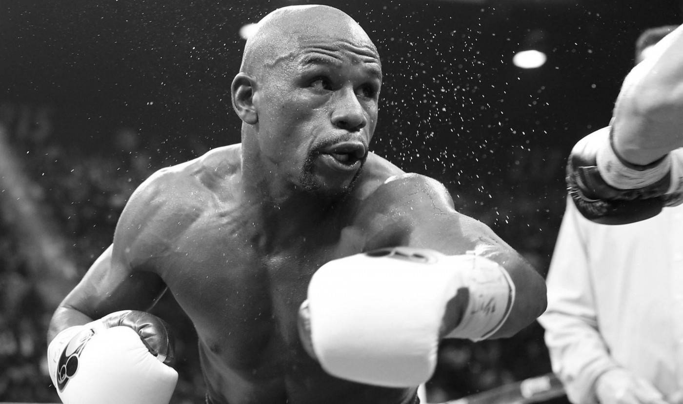 Siyah Beyaz Floyd Mayweather Yumruk Atarken Duvar Kağıdı