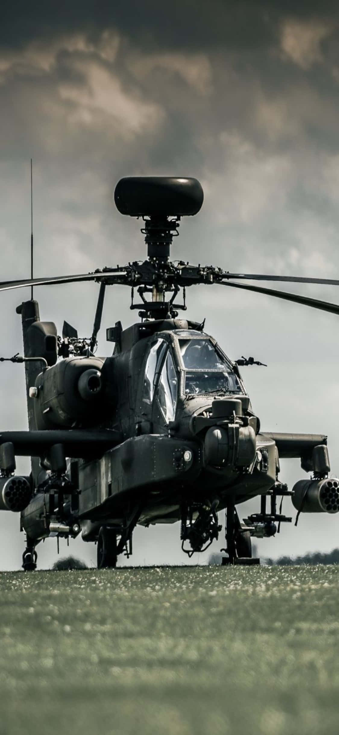 Siyah Bir Askeri Helikopter Yerde Duruyor Duvar Kağıdı