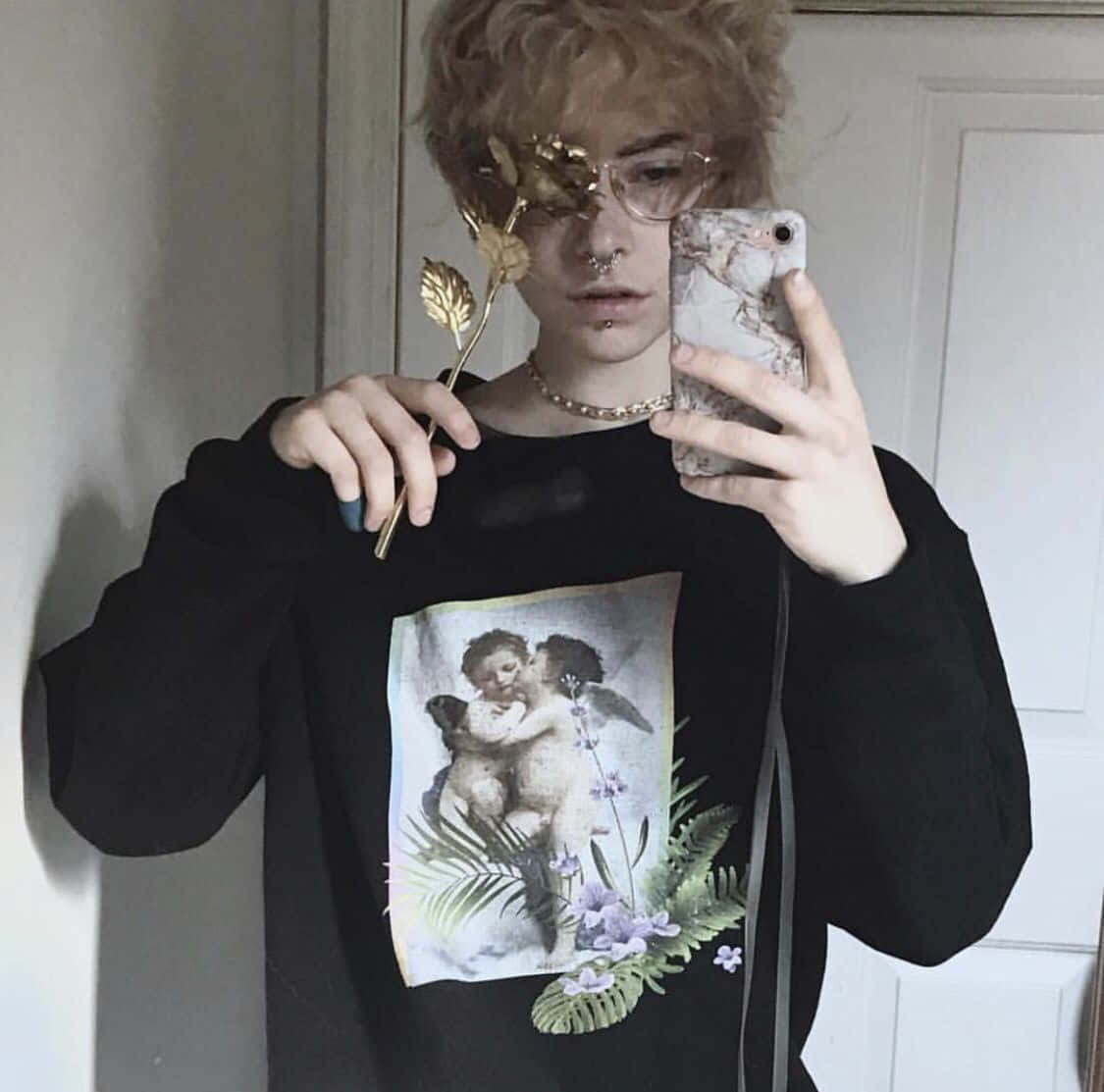 siyah bir sweatshirt giyen ve üzerinde çiçek resmi olan bir kız Duvar Kağıdı