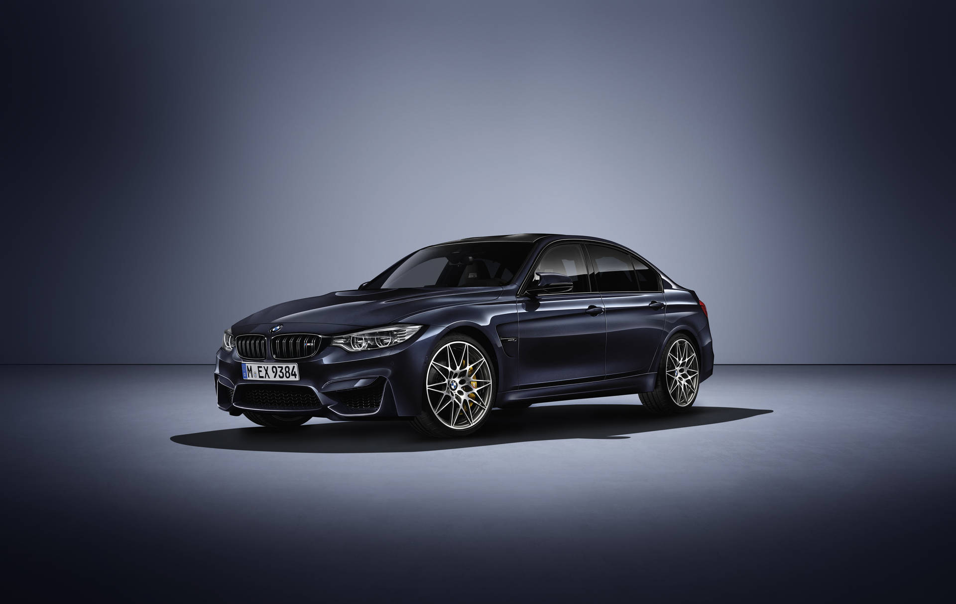 Spot ışığında siyah BMW M3 30 Jahre Edition duvar kağıdı