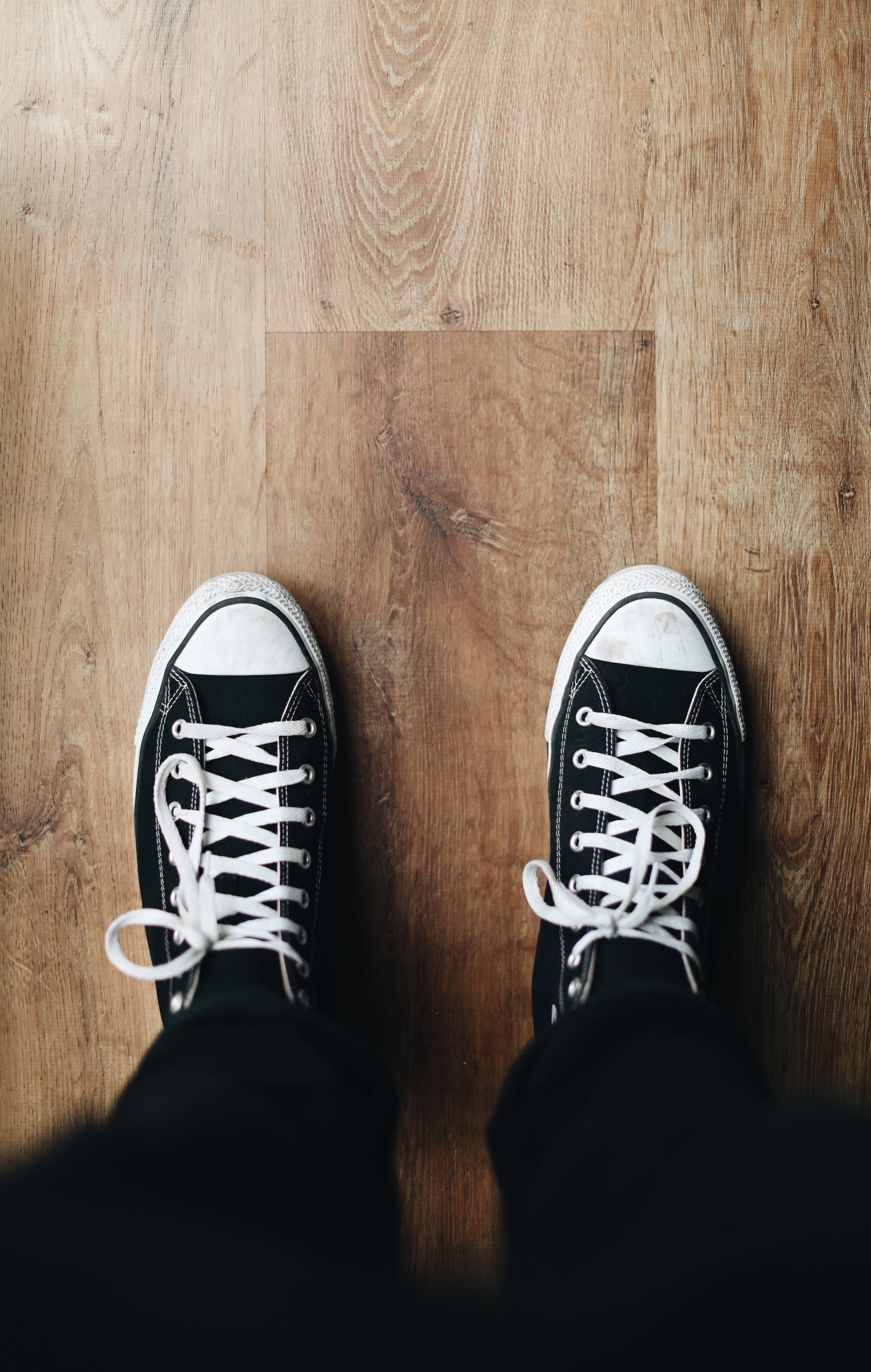 Siyah Converse Spor Ayakkabı Duvar Kağıdı