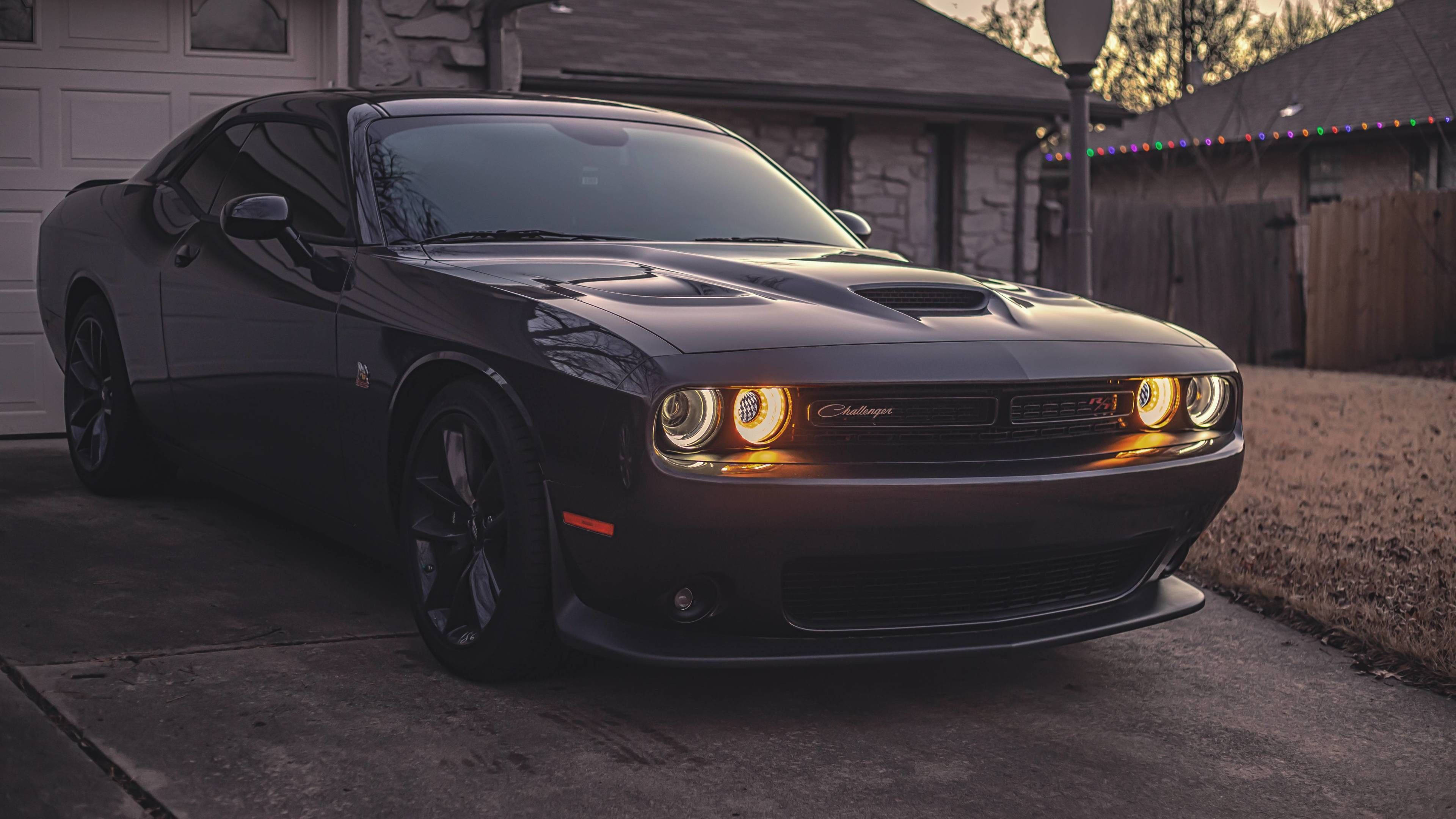 Siyah Dodge Challenger Demon 4K Garaj Dışında Duvar Kağıdı