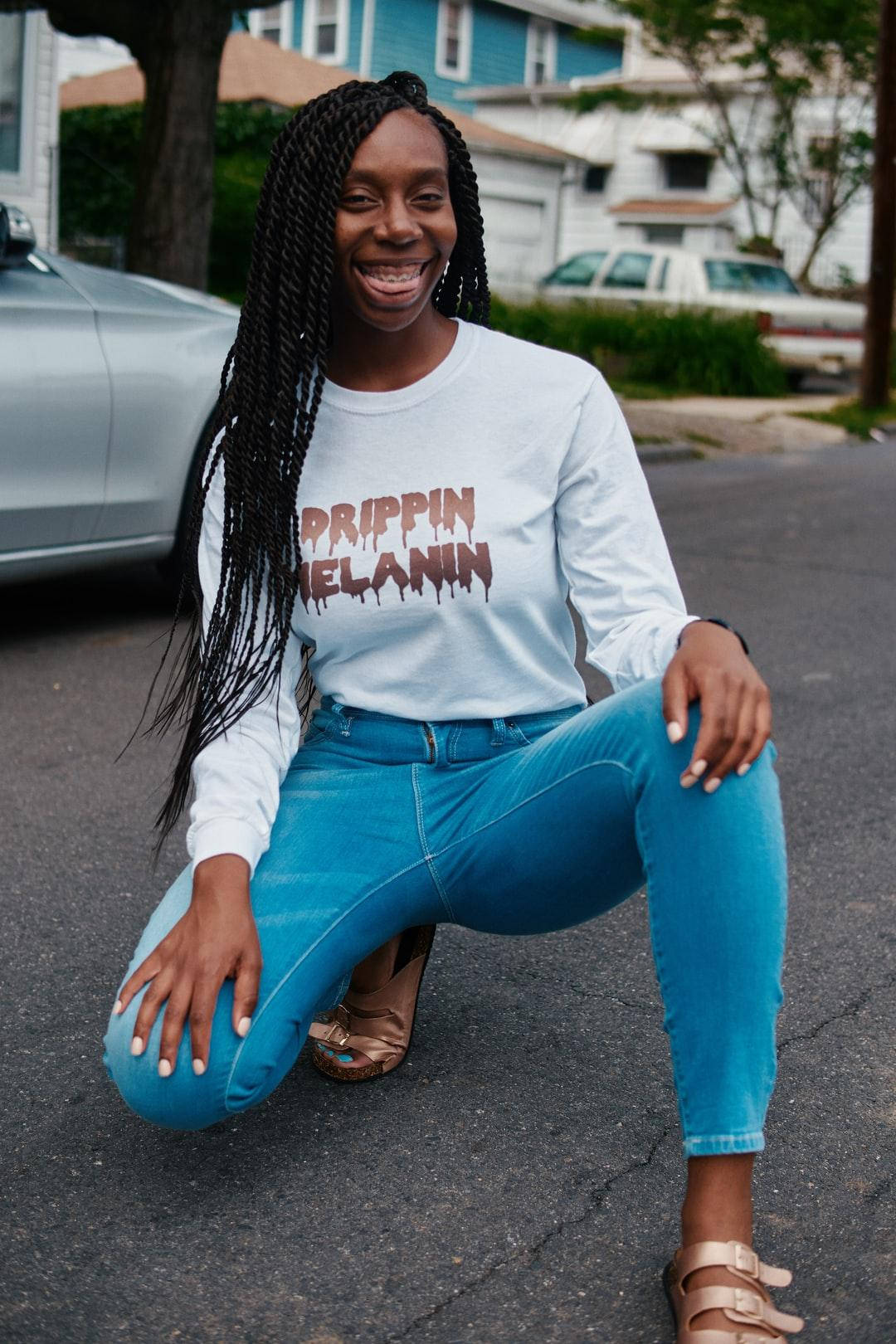 Siyah Kız Baddie Drippin' Melanin Yazan Tişörtlü Duvar Kağıdı