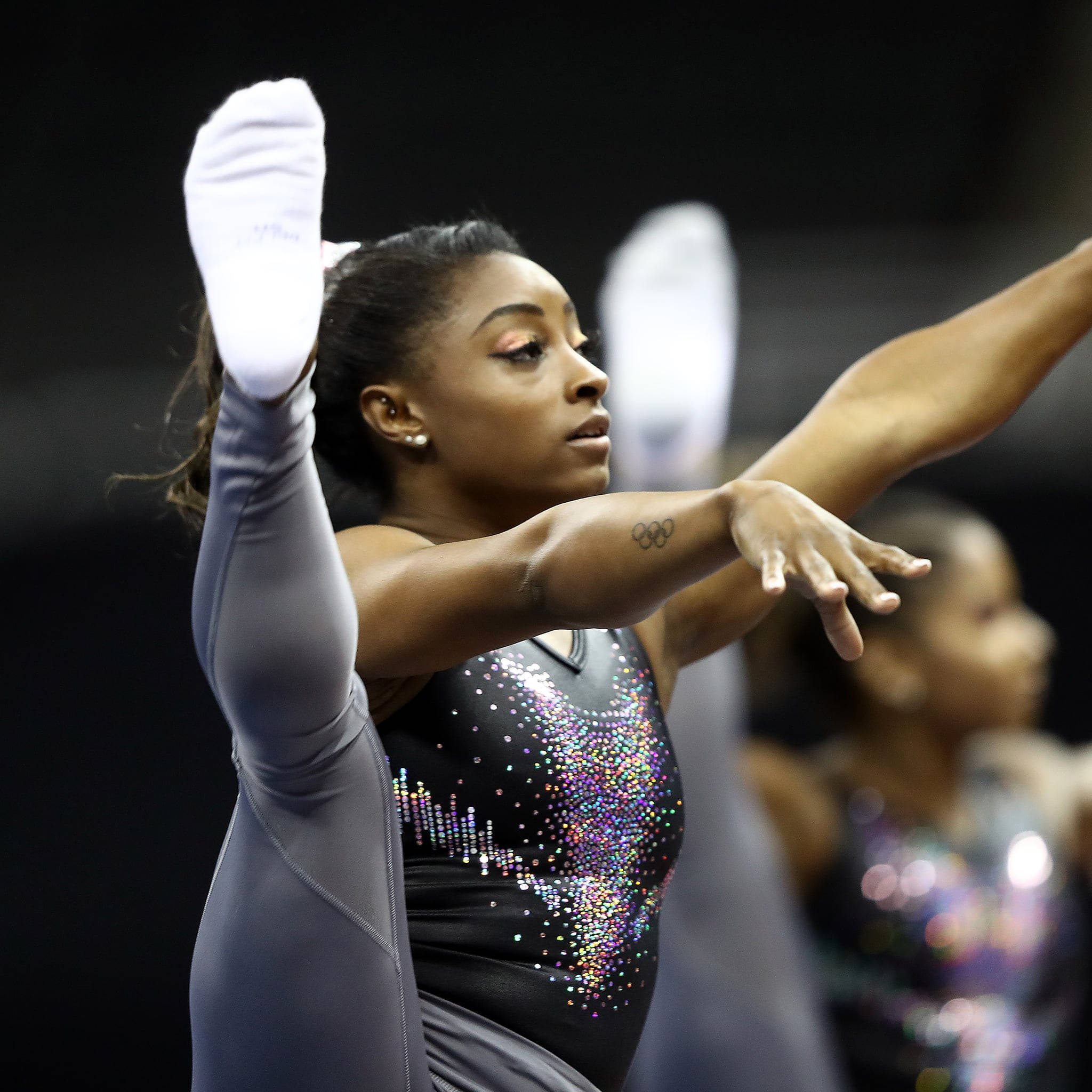 Siyah Kıyafetli Simon Biles Duvar Kağıdı