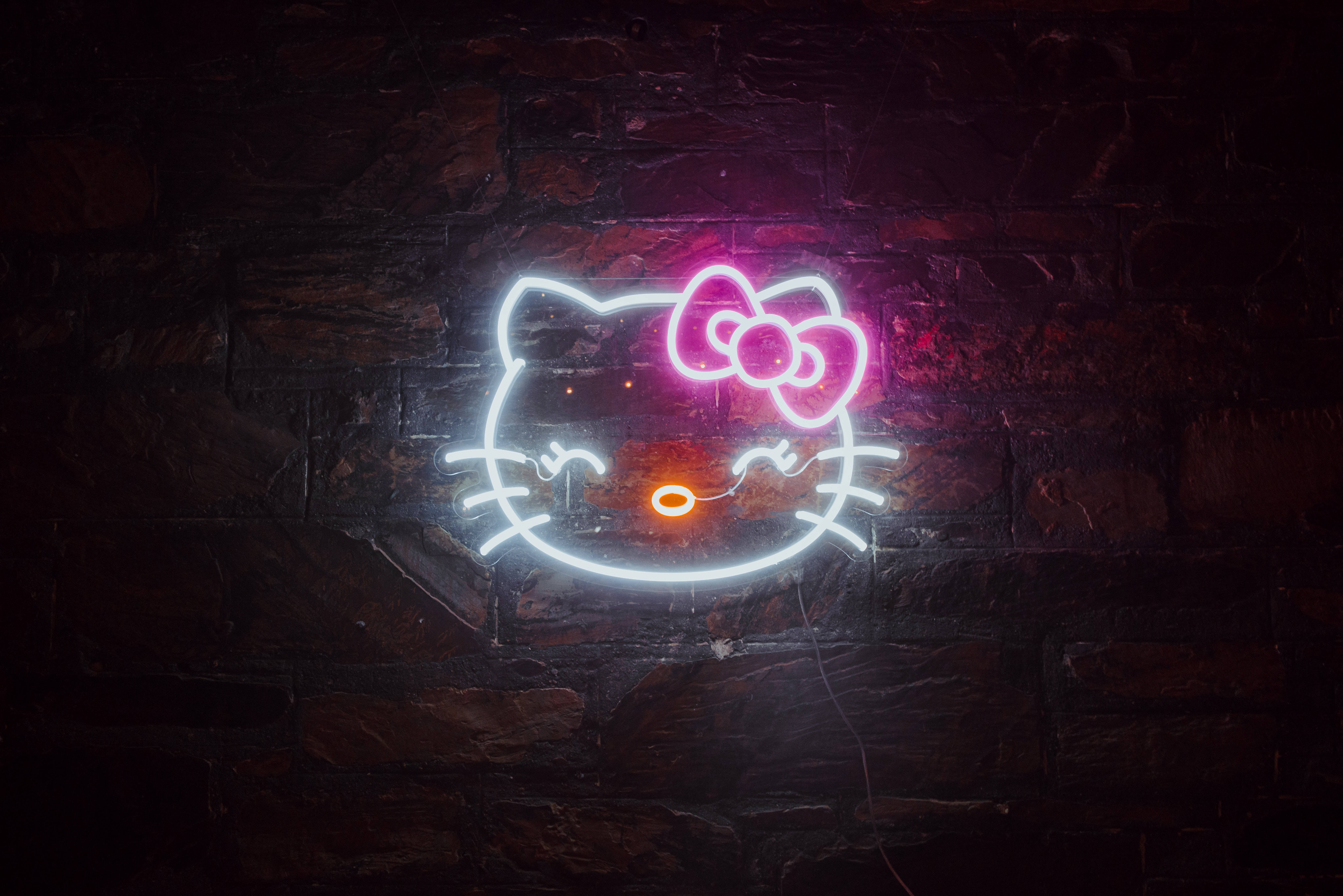 Siyah Neon Işıklı Hello Kitty Duvar Kağıdı