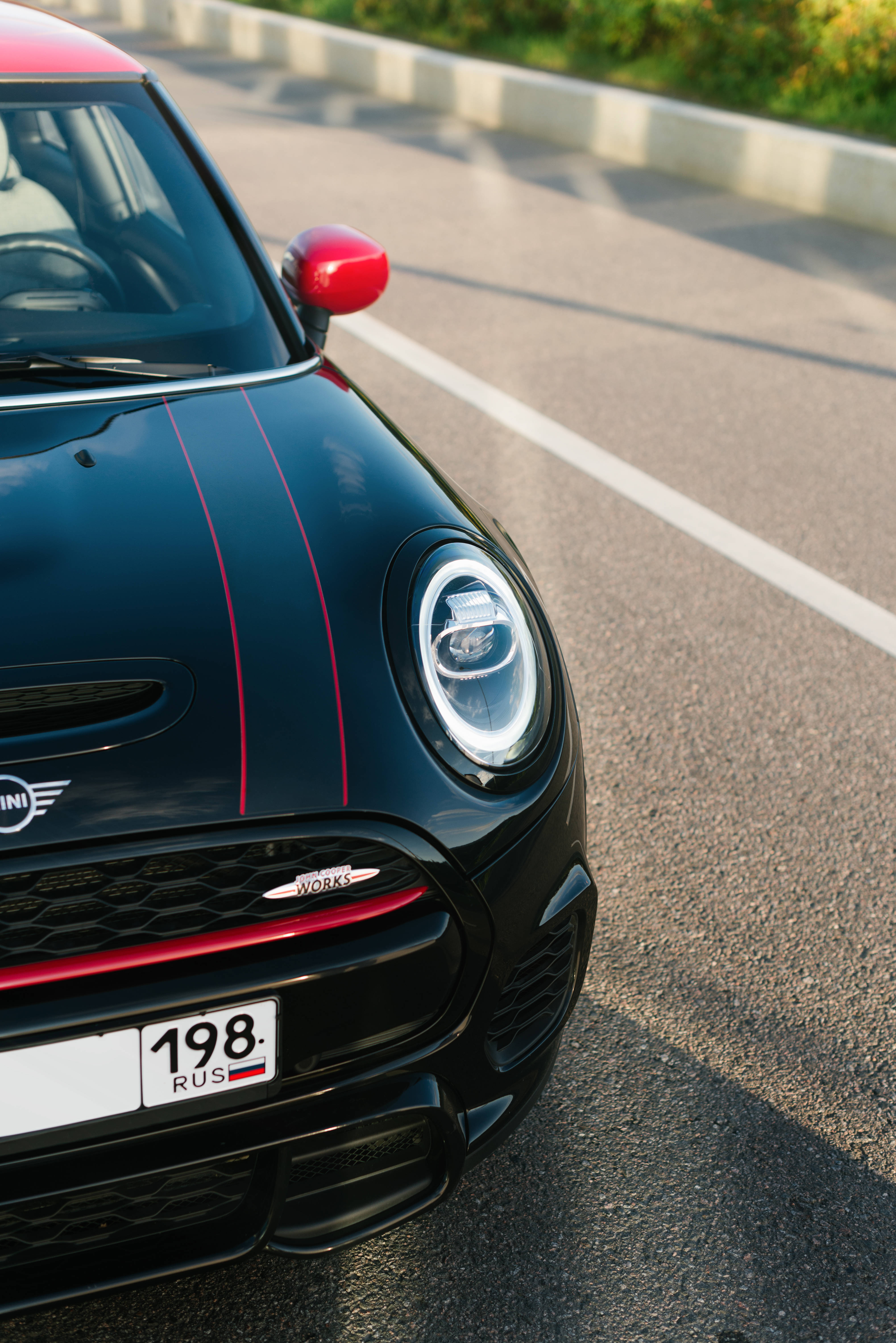 Siyah ve Kırmızı Mini Cooper Aracının Mini Cooper Logosu Duvar Kağıdı
