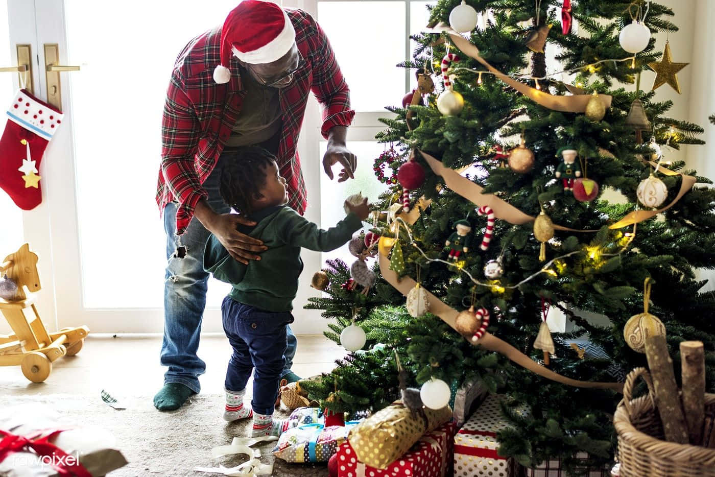 Siyahi Aile Noel Ağacı Süsleme Resmi Duvar Kağıdı