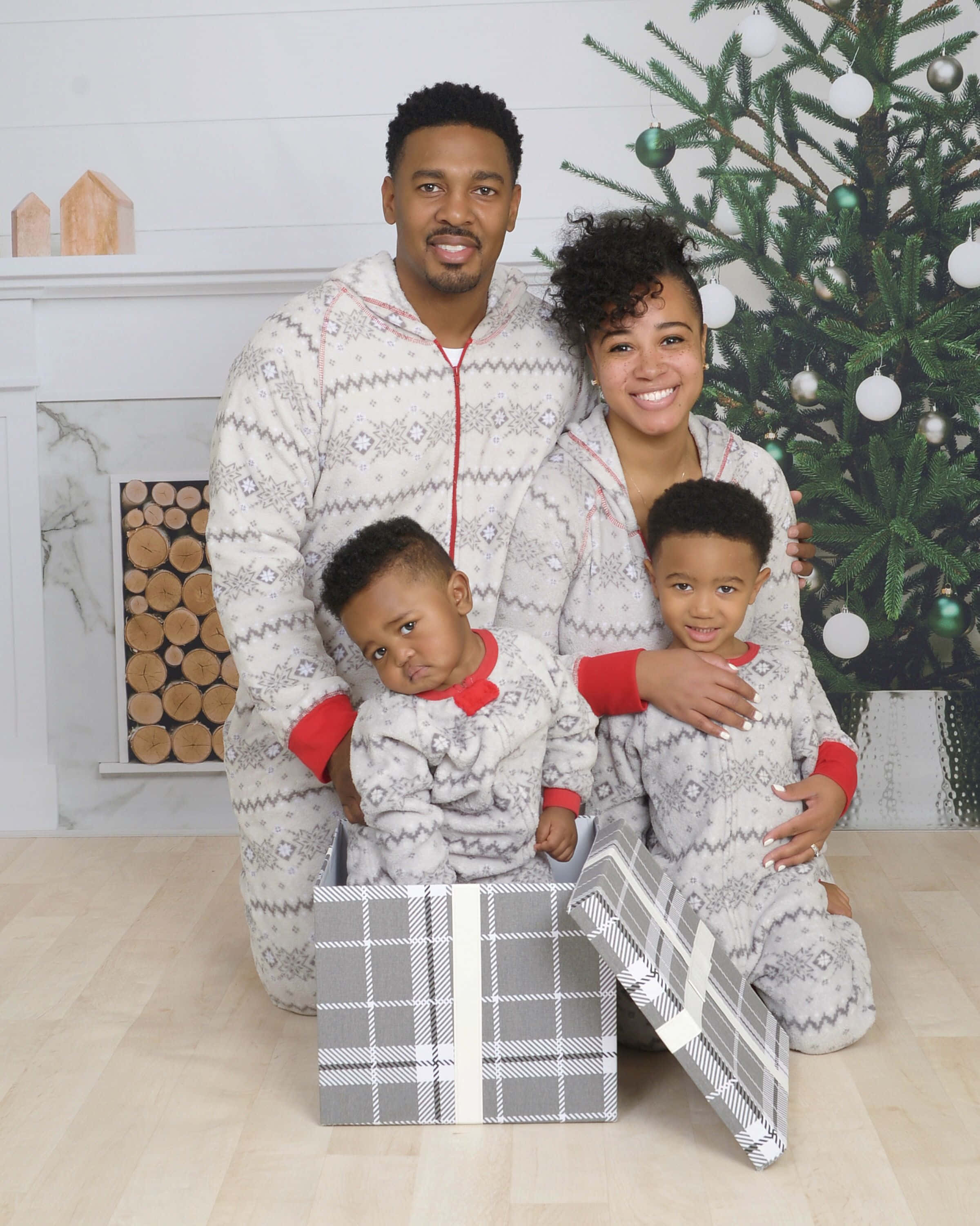 Siyahi Aile Noel hediyesiyle Duvar Kağıdı