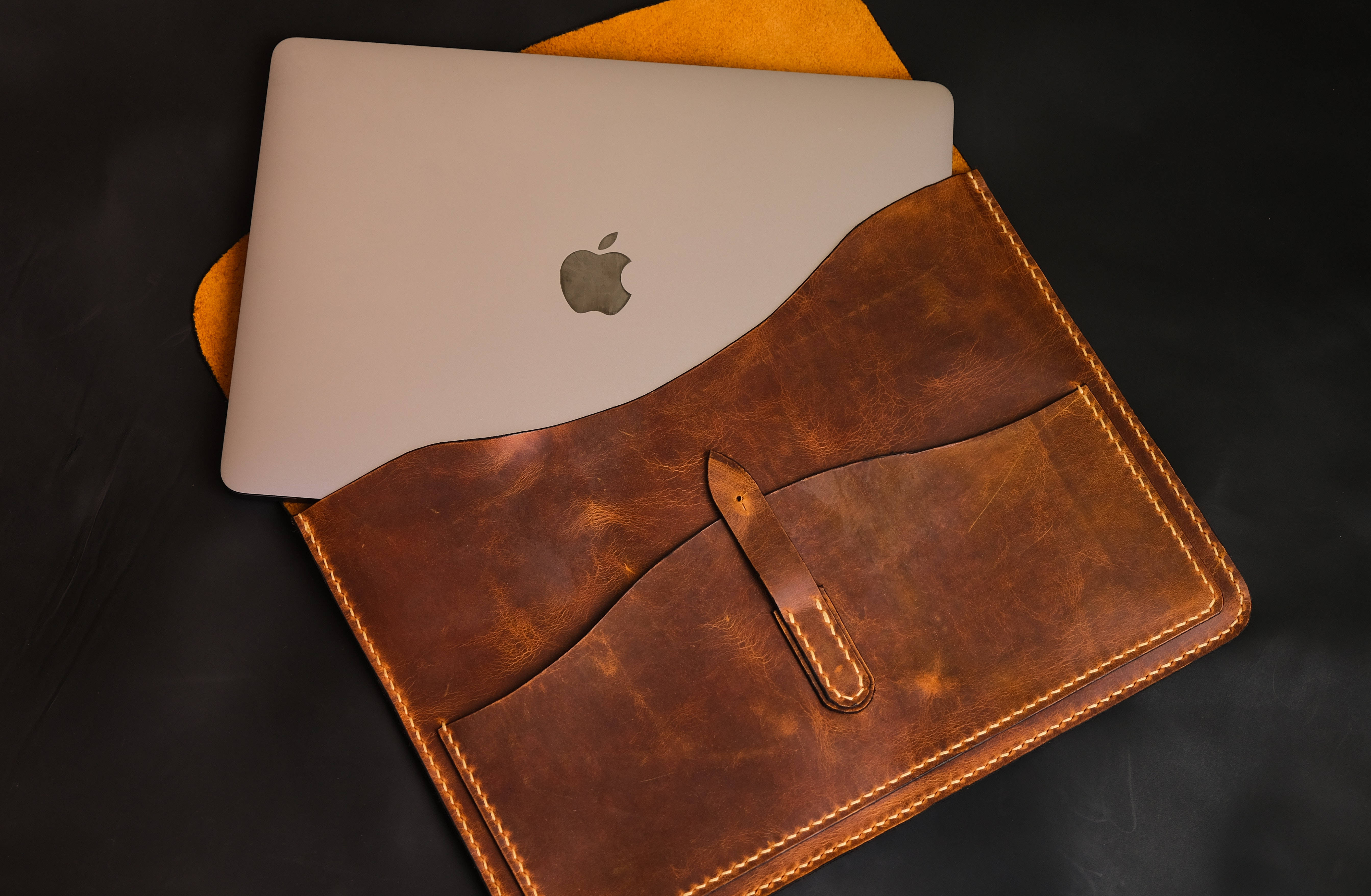 Şık Apple Mac Masaüstü Yaratıcı Çalışma Alanında Duvar Kağıdı
