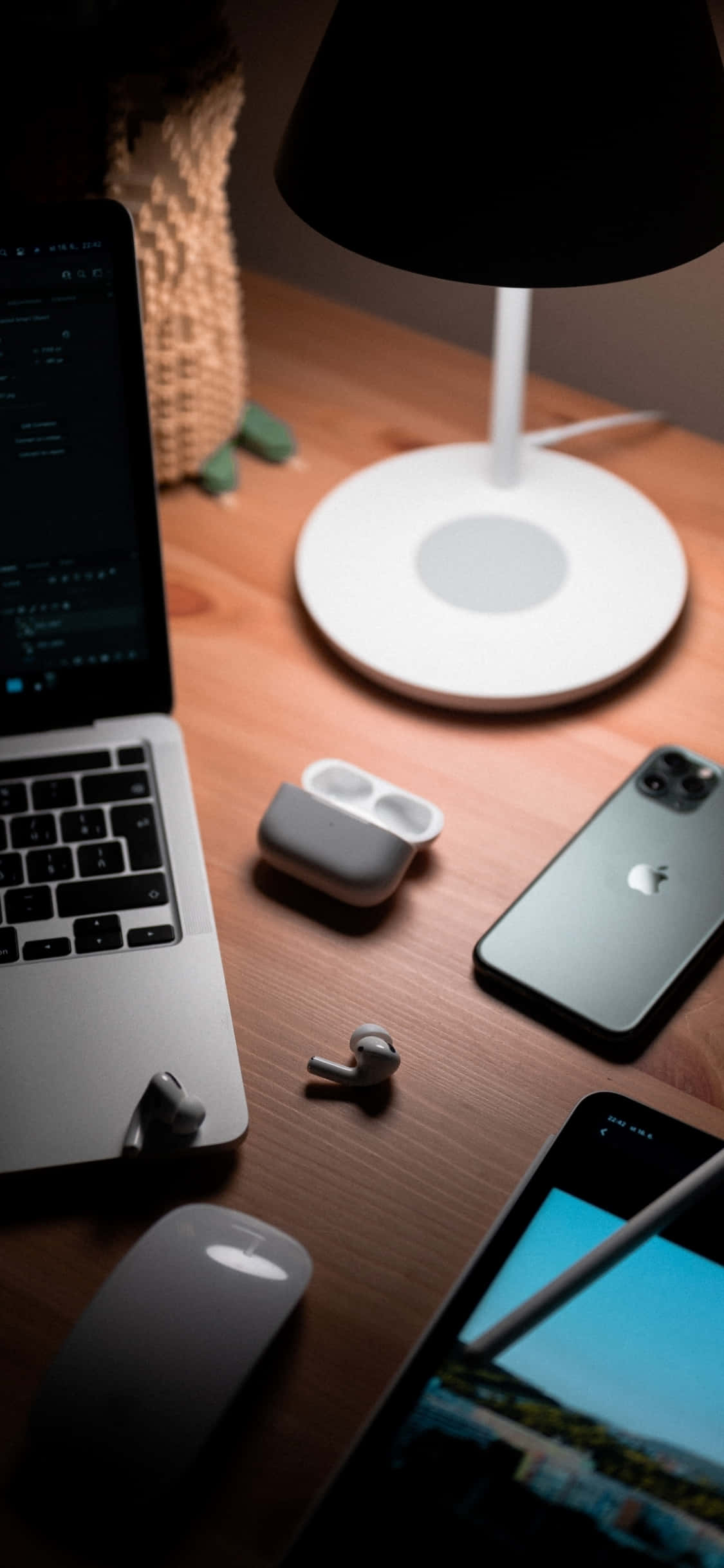 Modern Ahşap Masada iPhone X ile Güzel Çalışma Alanı Duvar Kağıdı