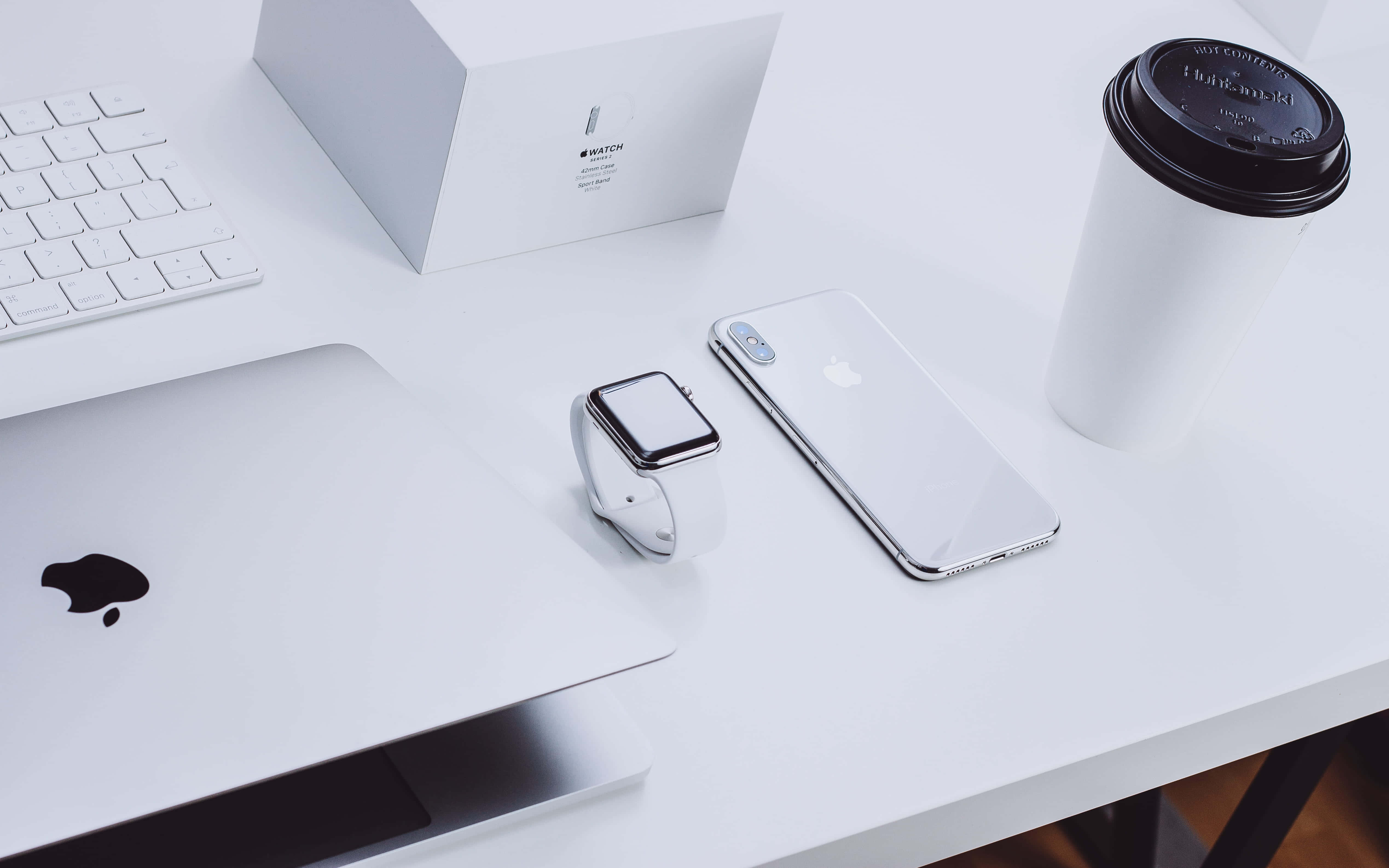 Şık Macbook ile Güzel Bir Şehir Estetiği Duvar Kağıdı