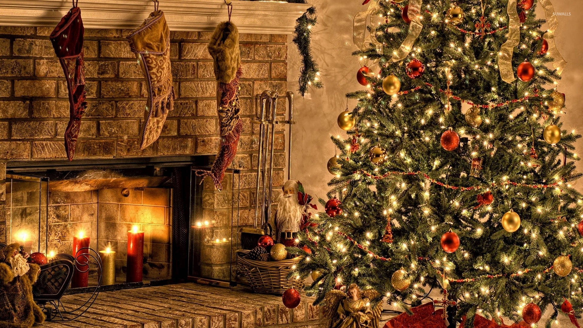 Şık Noel Ağacı ve Şömine Masaüstü Duvar Kağıdı