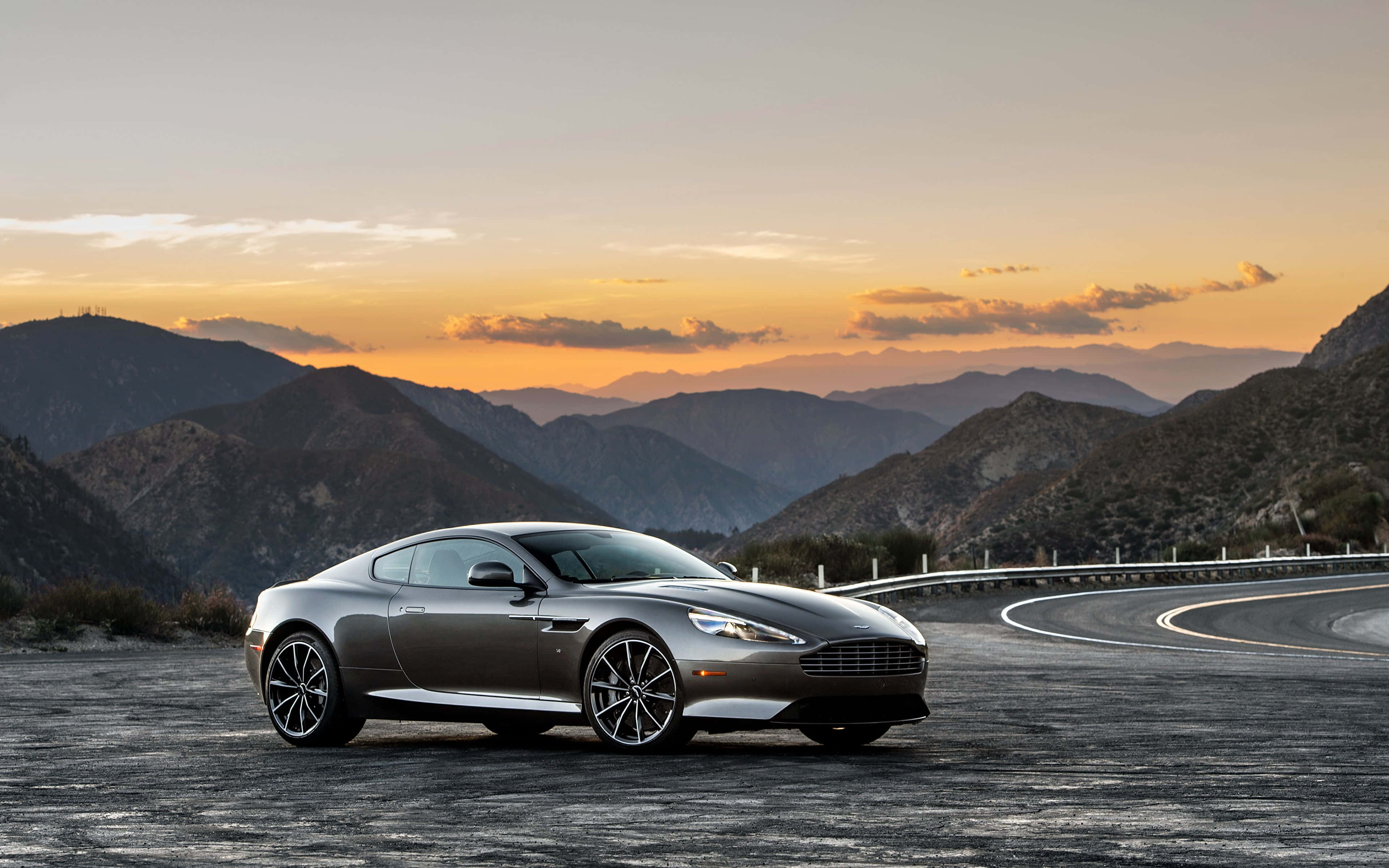 Şık ve Zarif Aston Martin DB9 Duvar Kağıdı